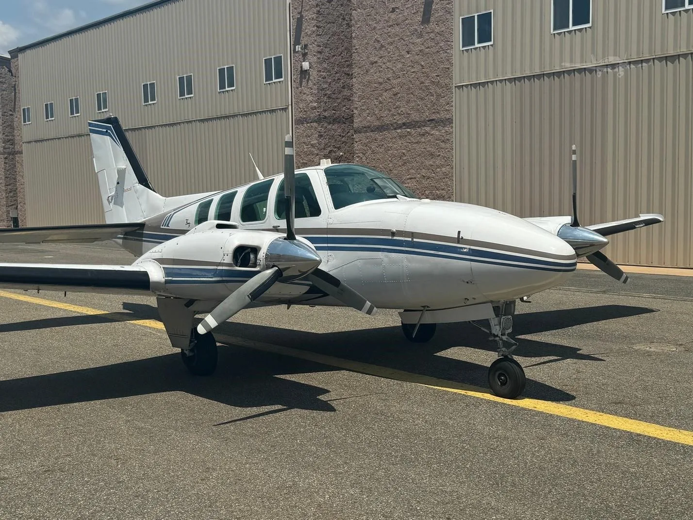 Exterior view of a 1997 BEECHCRAFT 58 BARON, N1113X.