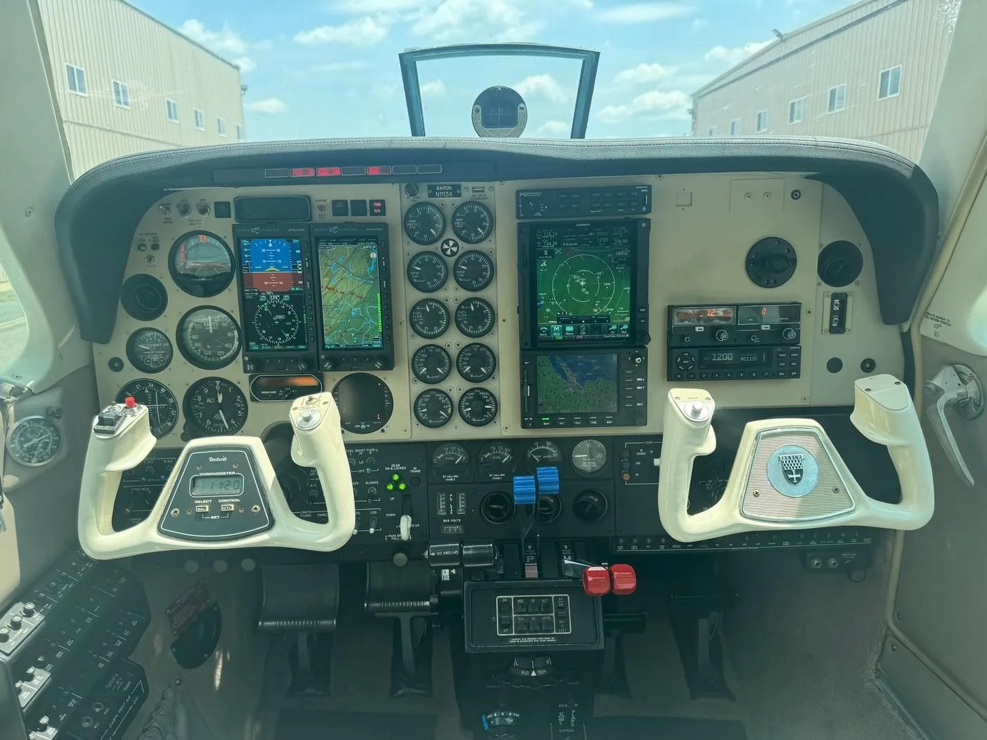 Cockpit and instrument panel of a 1997 BEECHCRAFT 58 BARON.