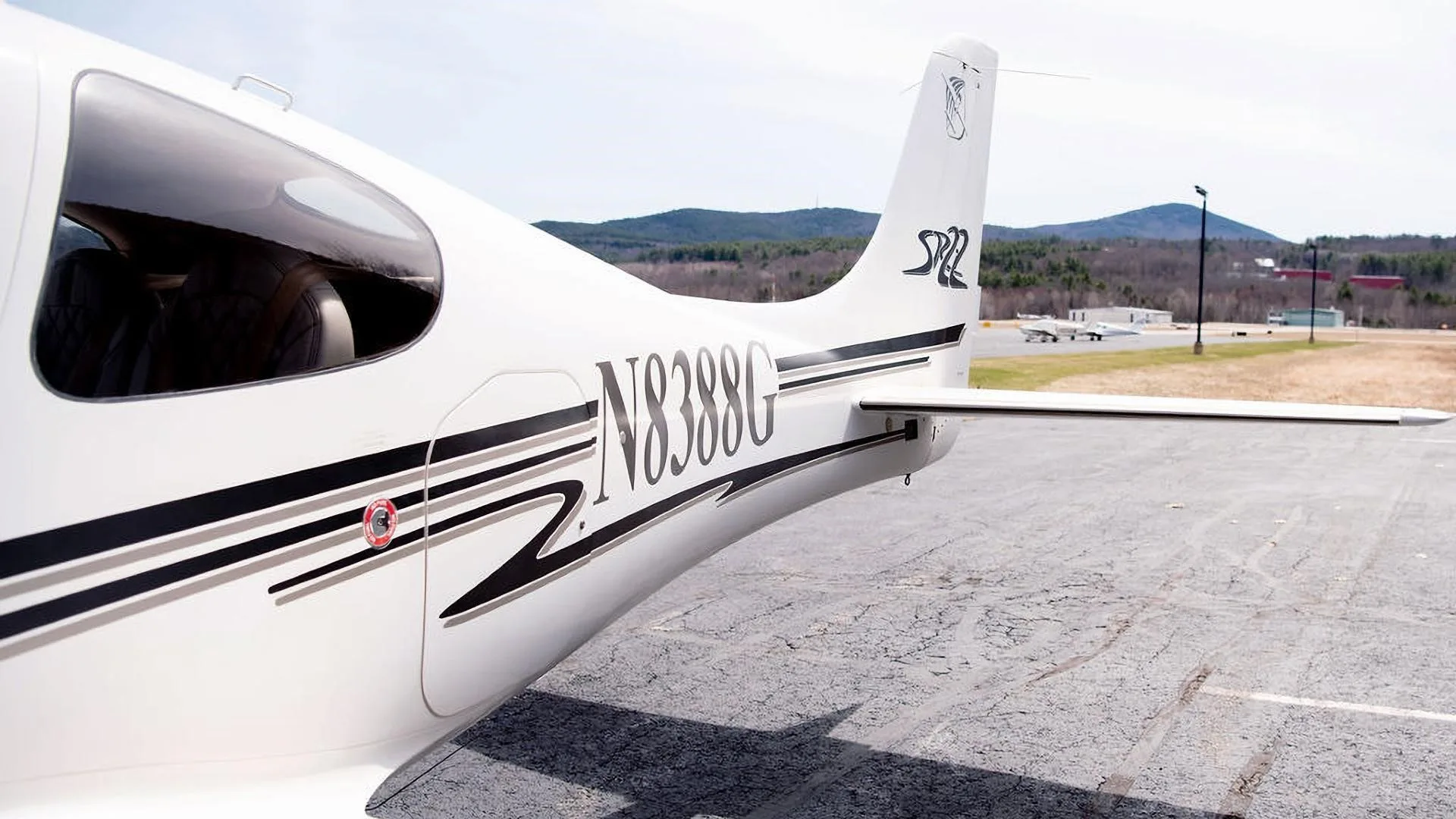 Exterior view of a 2003 CIRRUS SR22, N8388G.