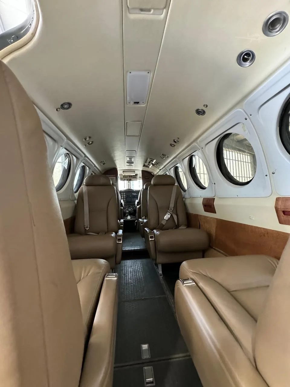 Cabin interior of a 1982 BEECHCRAFT KING AIR B200C.