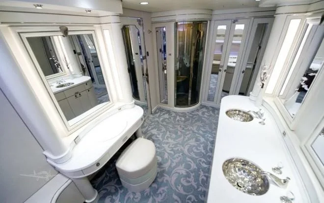 Cabin interior of a 1995 BOEING 777-200.