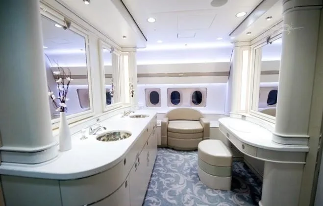 Cabin interior of a 1995 BOEING 777-200.