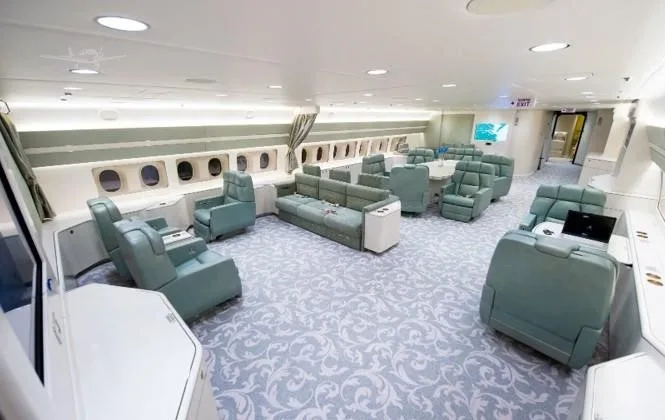 Cabin interior of a 1995 BOEING 777-200.