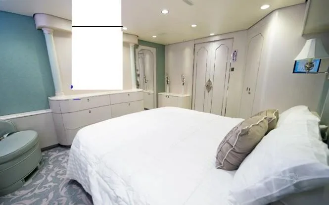Cabin interior of a 1995 BOEING 777-200.