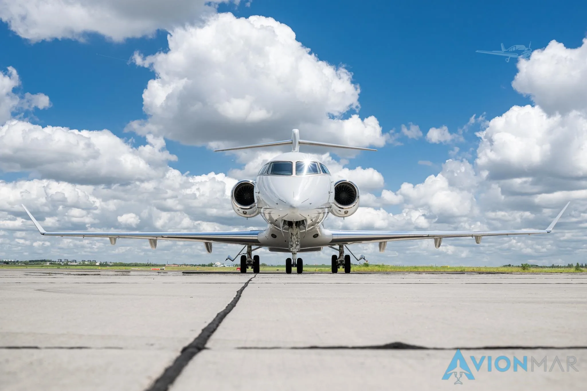 Exterior view of a 2015 BOMBARDIER CHALLENGER 350, OE-HUG.