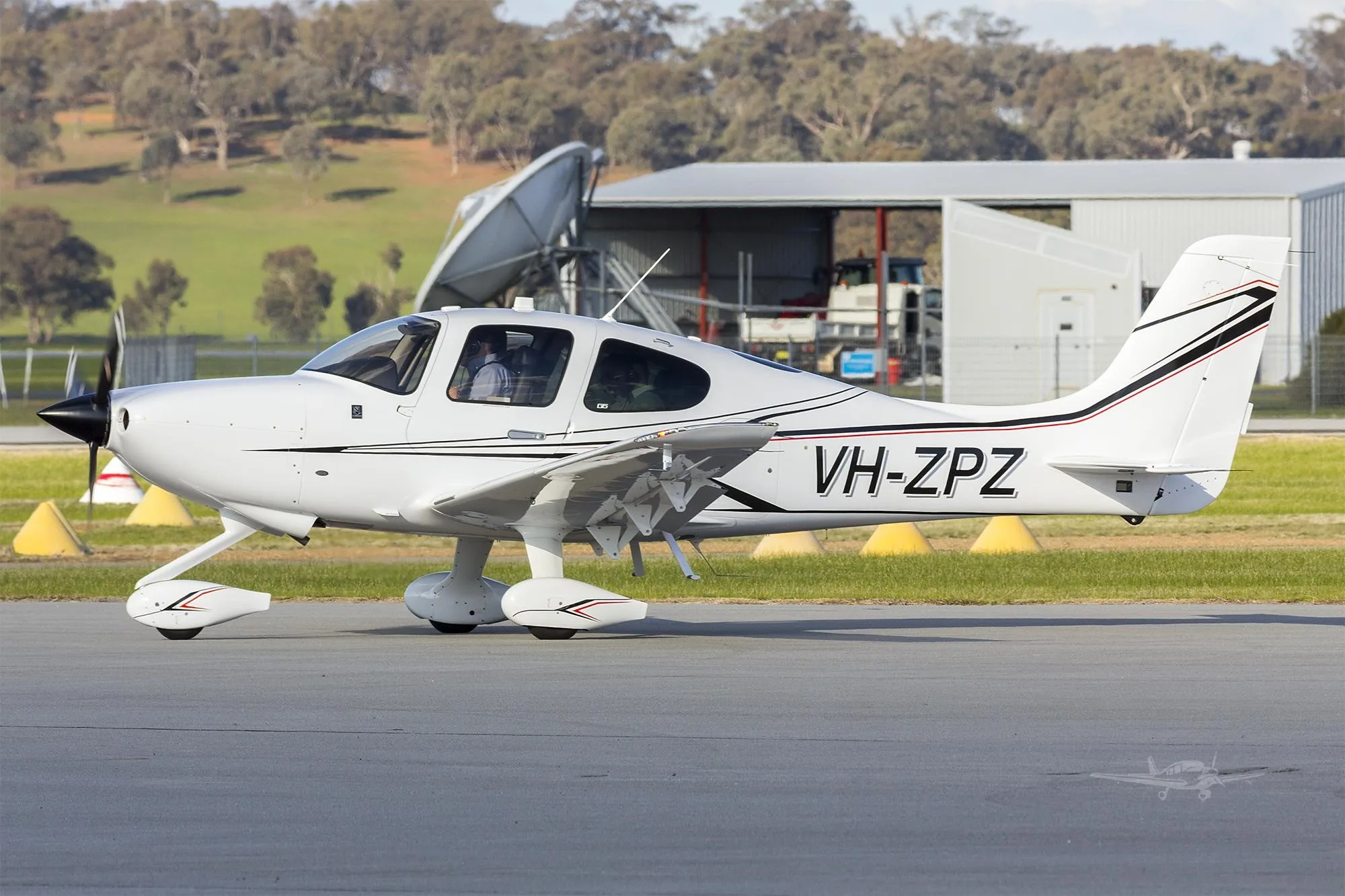 Exterior view of a 2017 CIRRUS SR20-G6, VH-ZPZ.