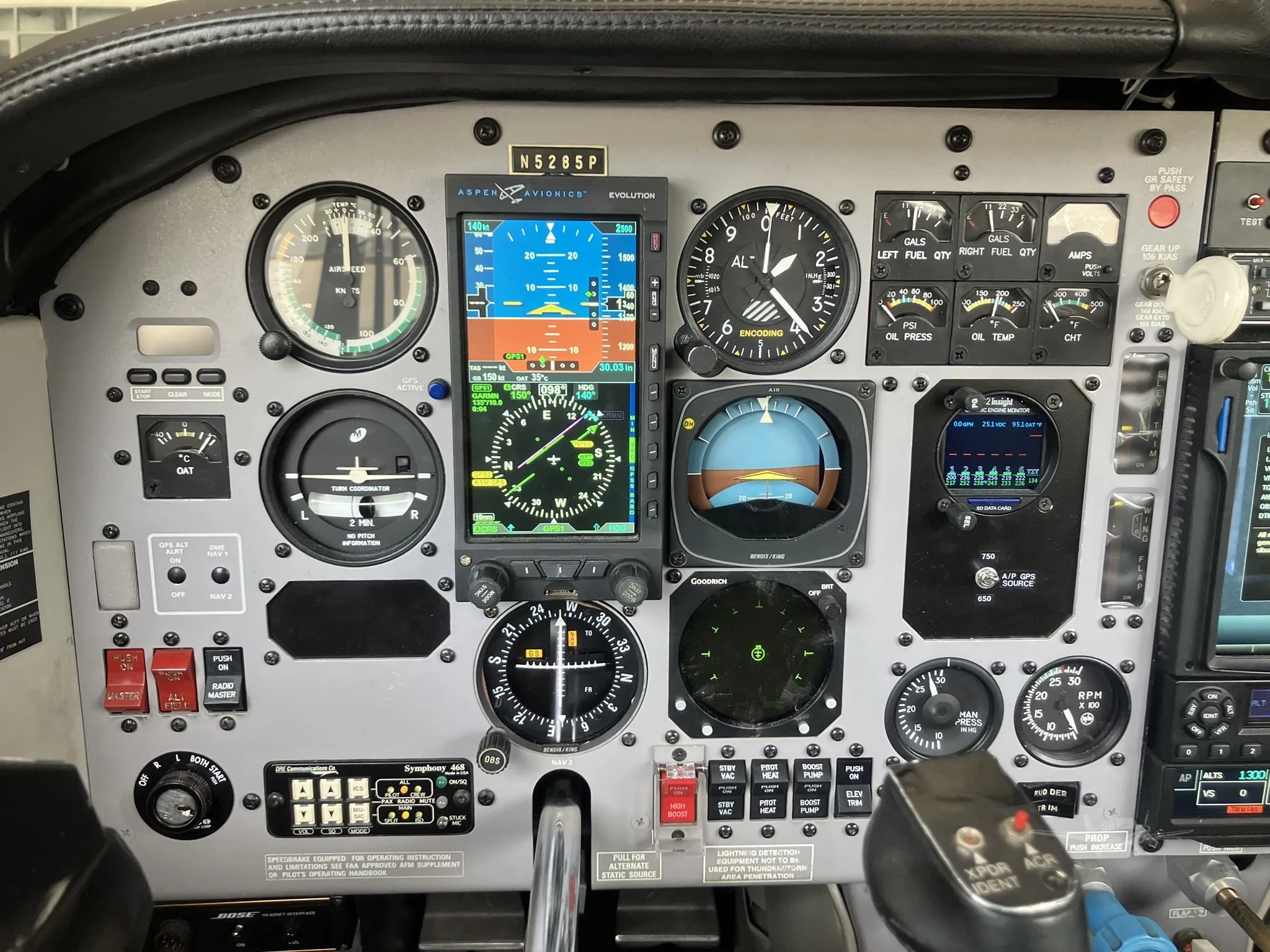 Cockpit and instrument panel of a 1996 MOONEY M20R OVATION.