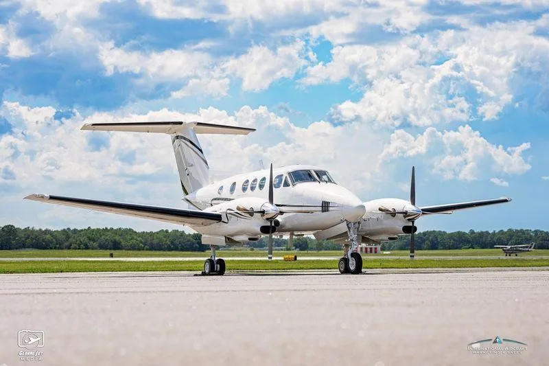 Exterior view of a 1981 BEECHCRAFT KING AIR F90, N621EM.