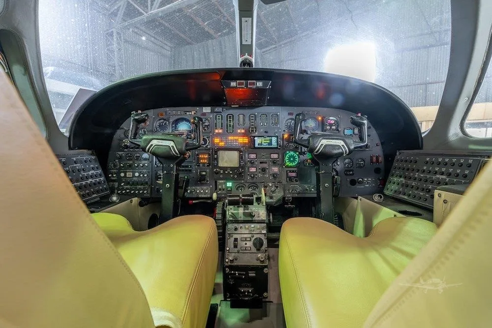 Cockpit and instrument panel of a CESSNA CITATION II.