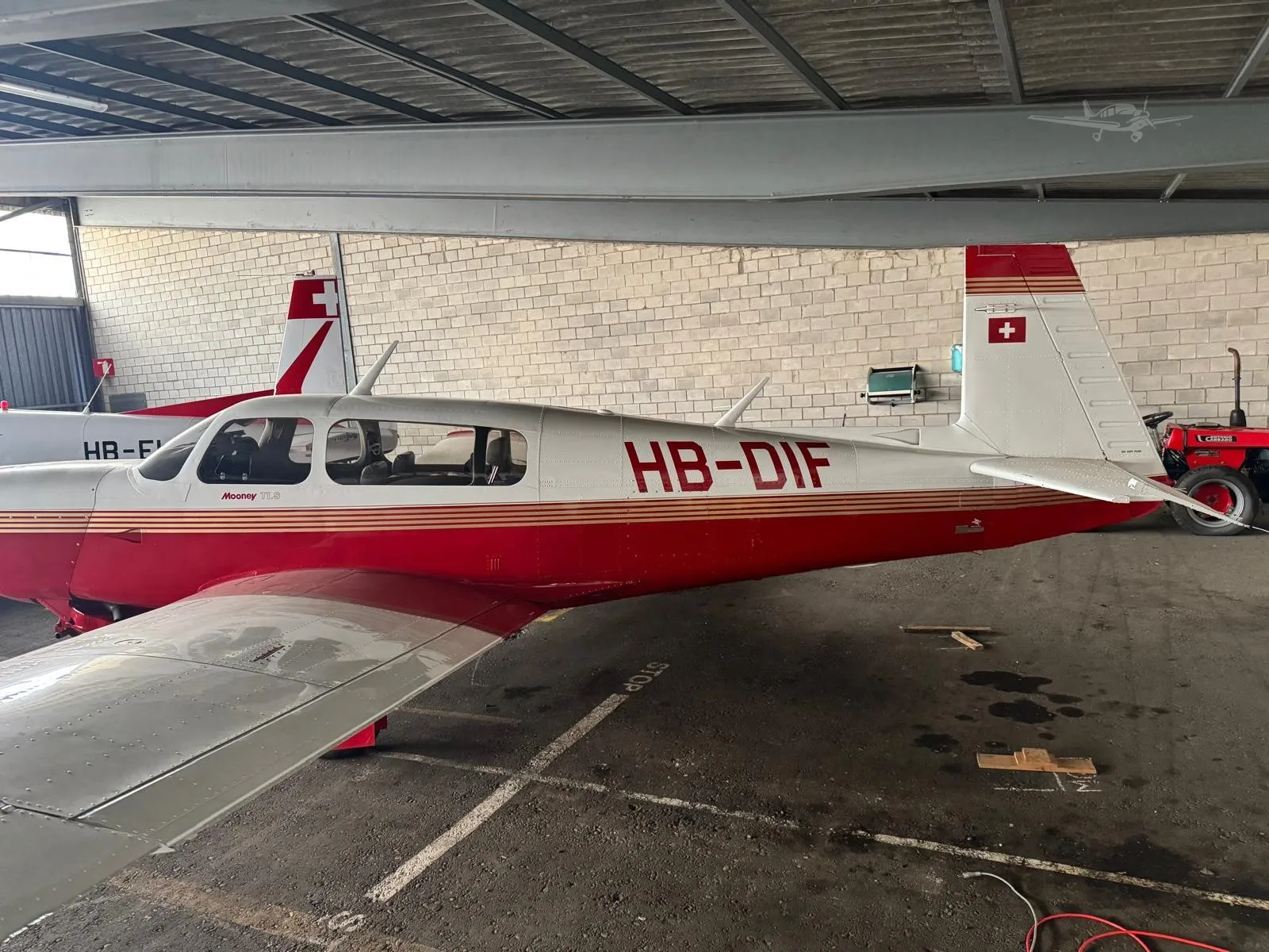 Exterior view of a 1995 MOONEY M20M BRAVO, HB-DIF.
