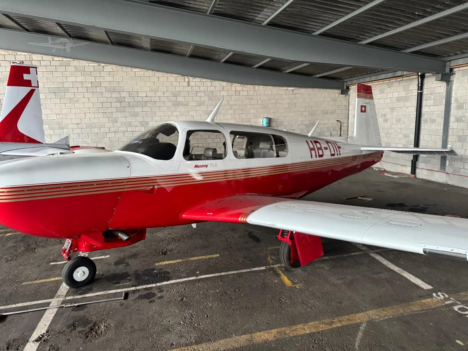 Exterior view of a 1995 MOONEY M20M BRAVO, HB-DIF.