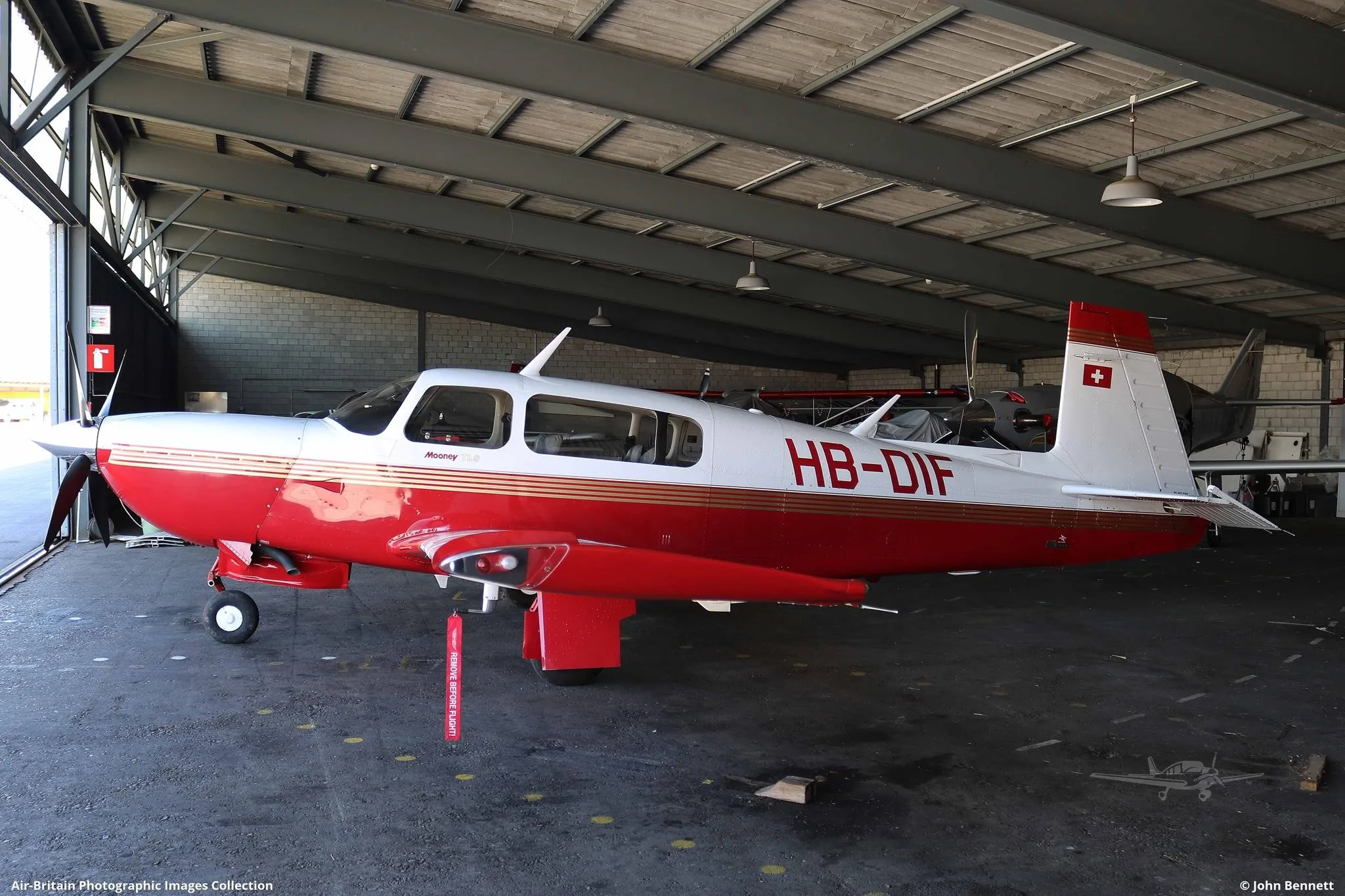 Exterior view of a 1995 MOONEY M20M BRAVO, HB-DIF.
