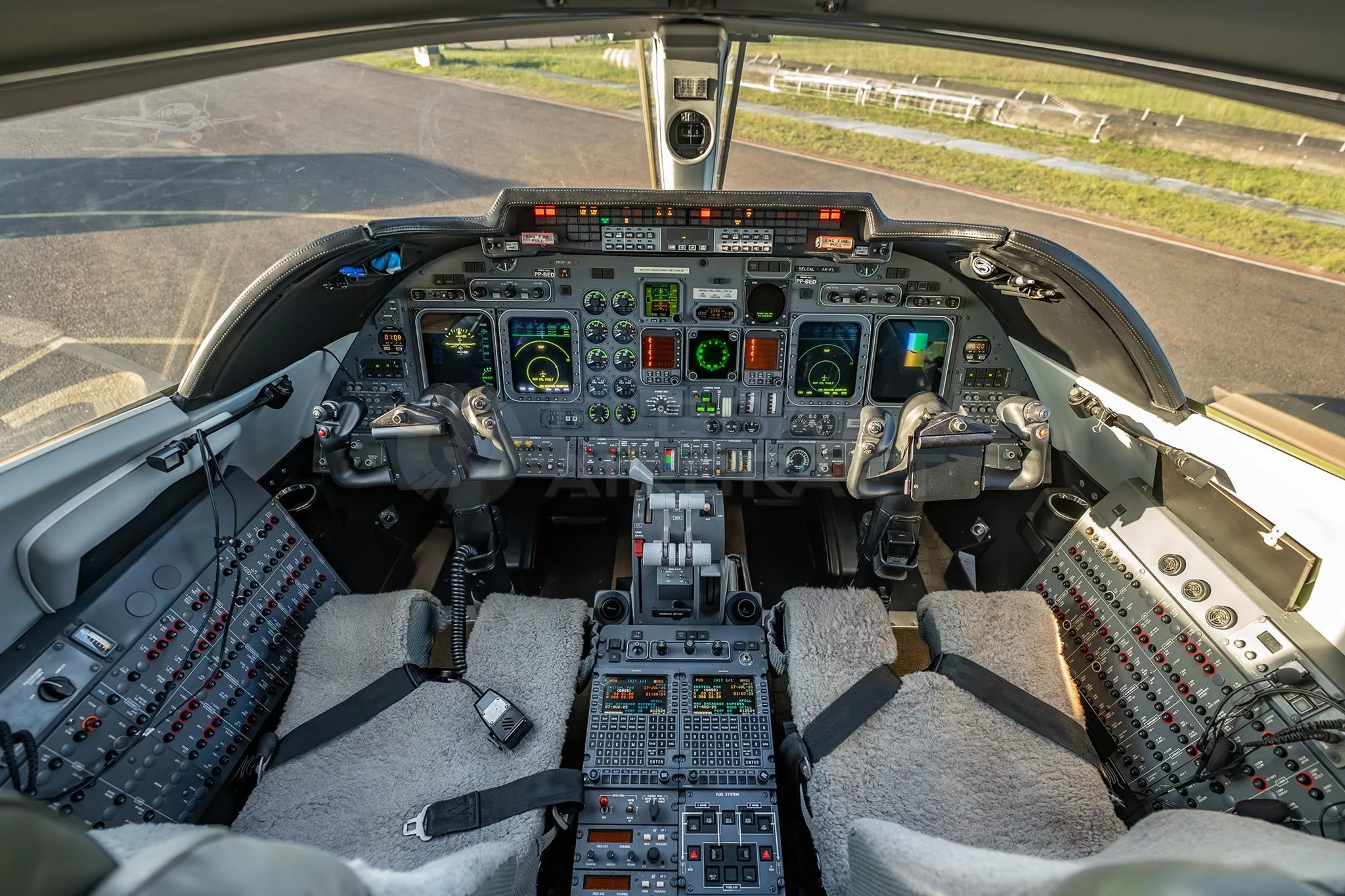 Cockpit and instrument panel of a 2006 LEARJET 60SE.