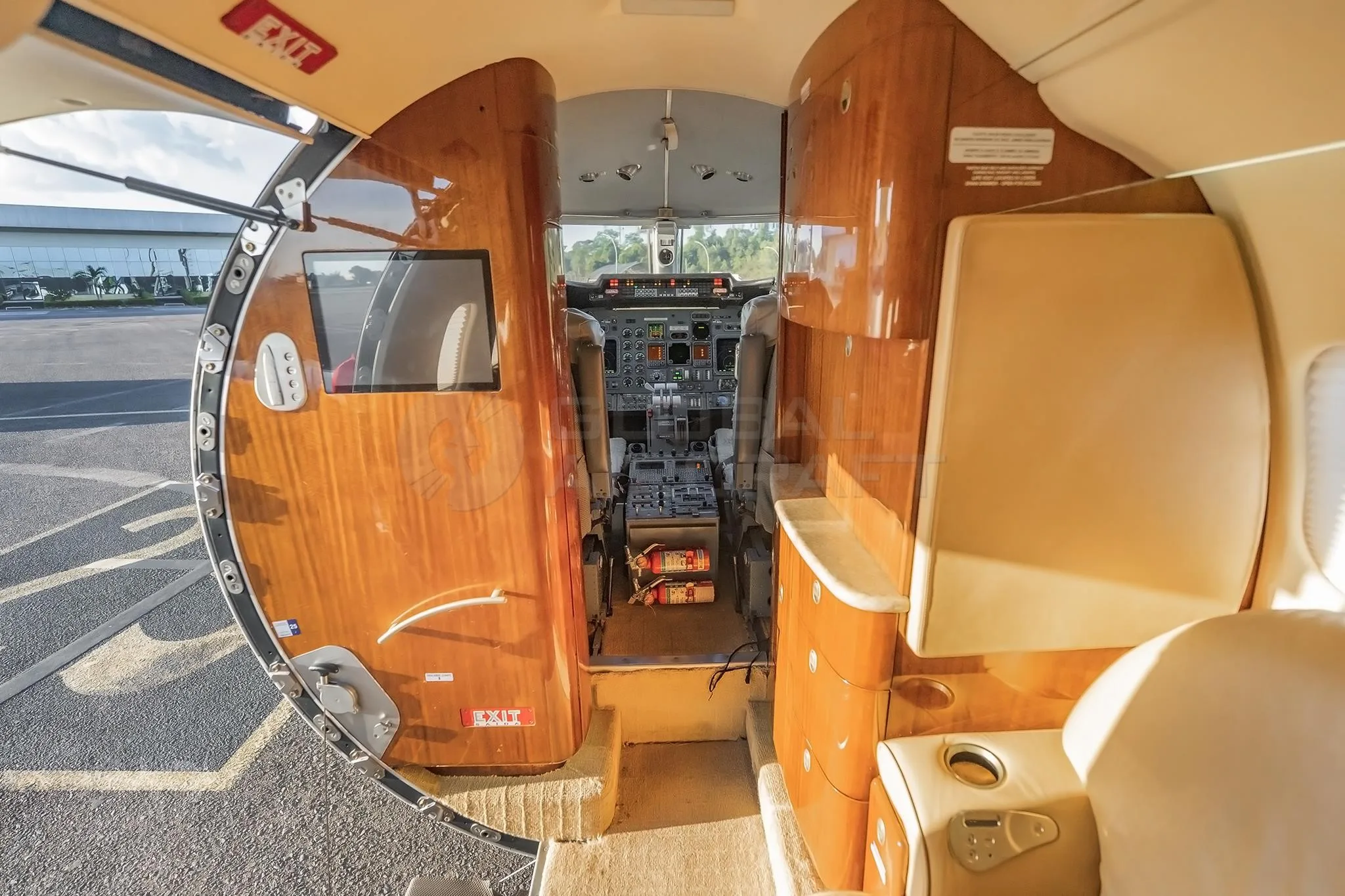 Cabin interior of a 2006 LEARJET 60SE.