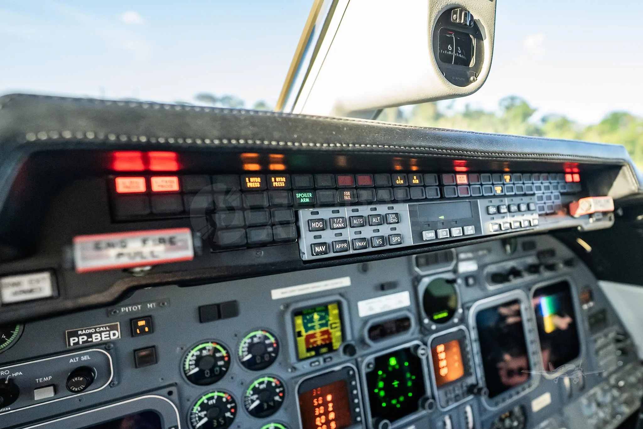 Cockpit and instrument panel of a 2006 LEARJET 60SE.