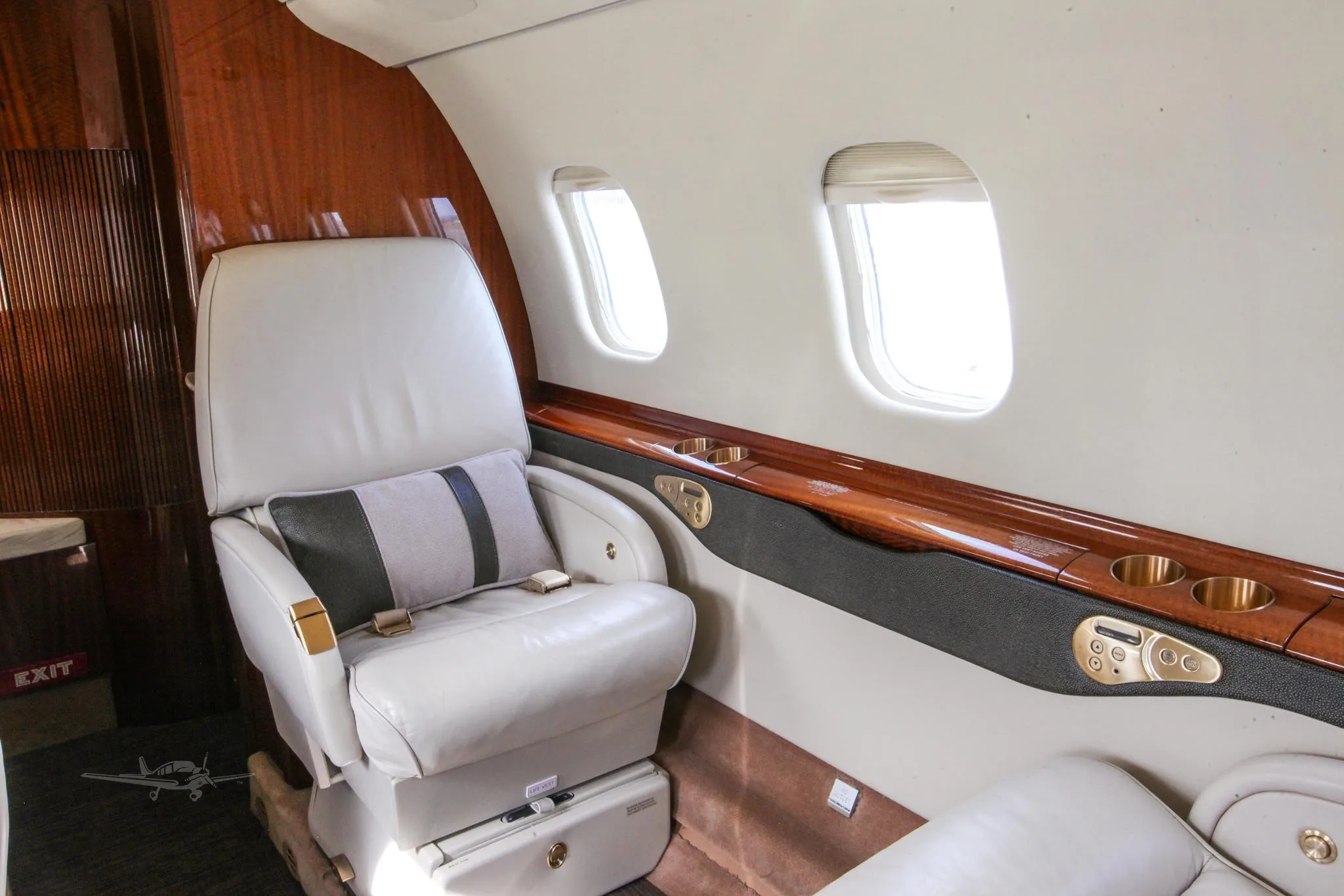 Cabin interior of a 2006 LEARJET 60SE.