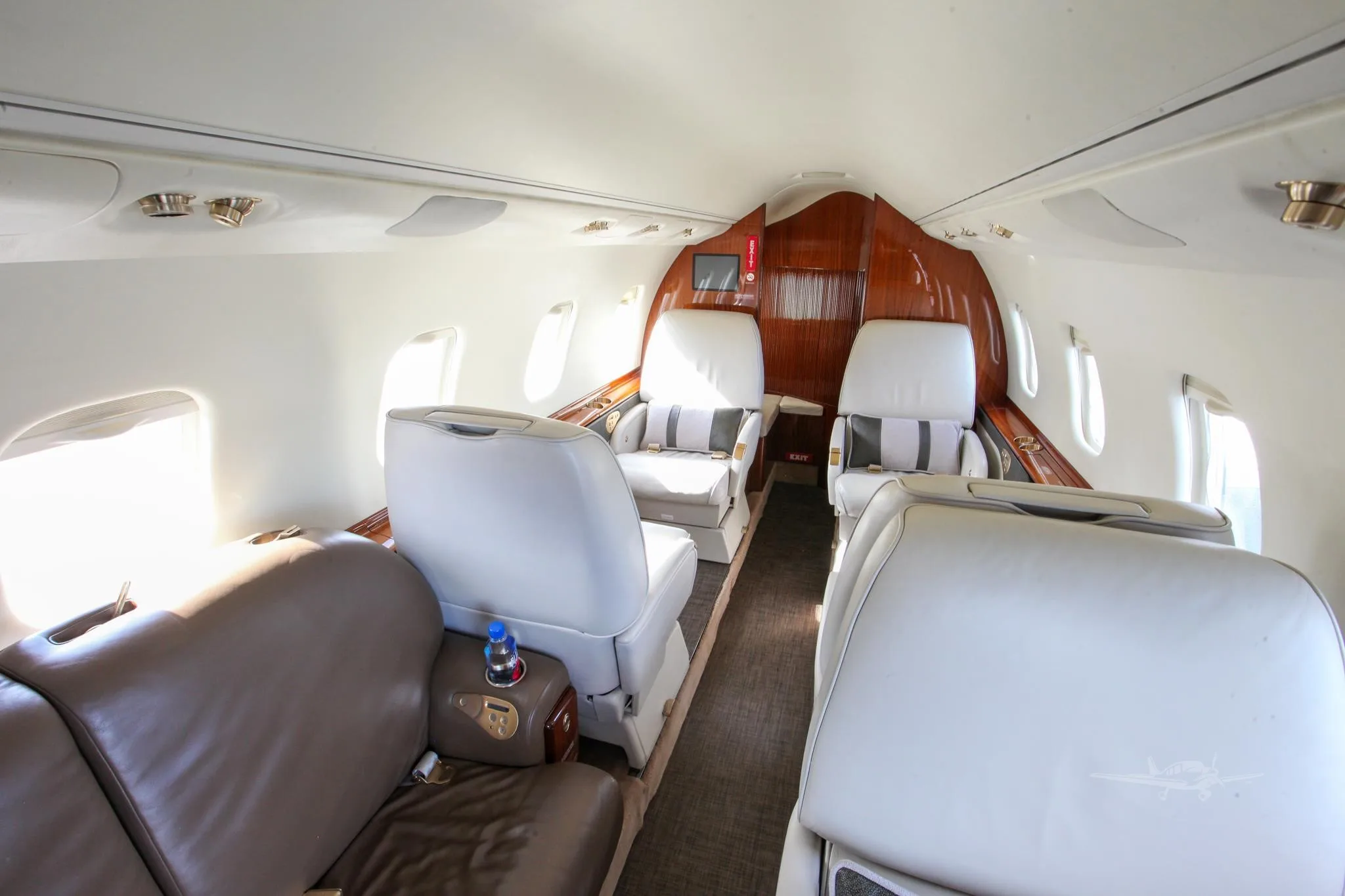 Cabin interior of a 2006 LEARJET 60SE.