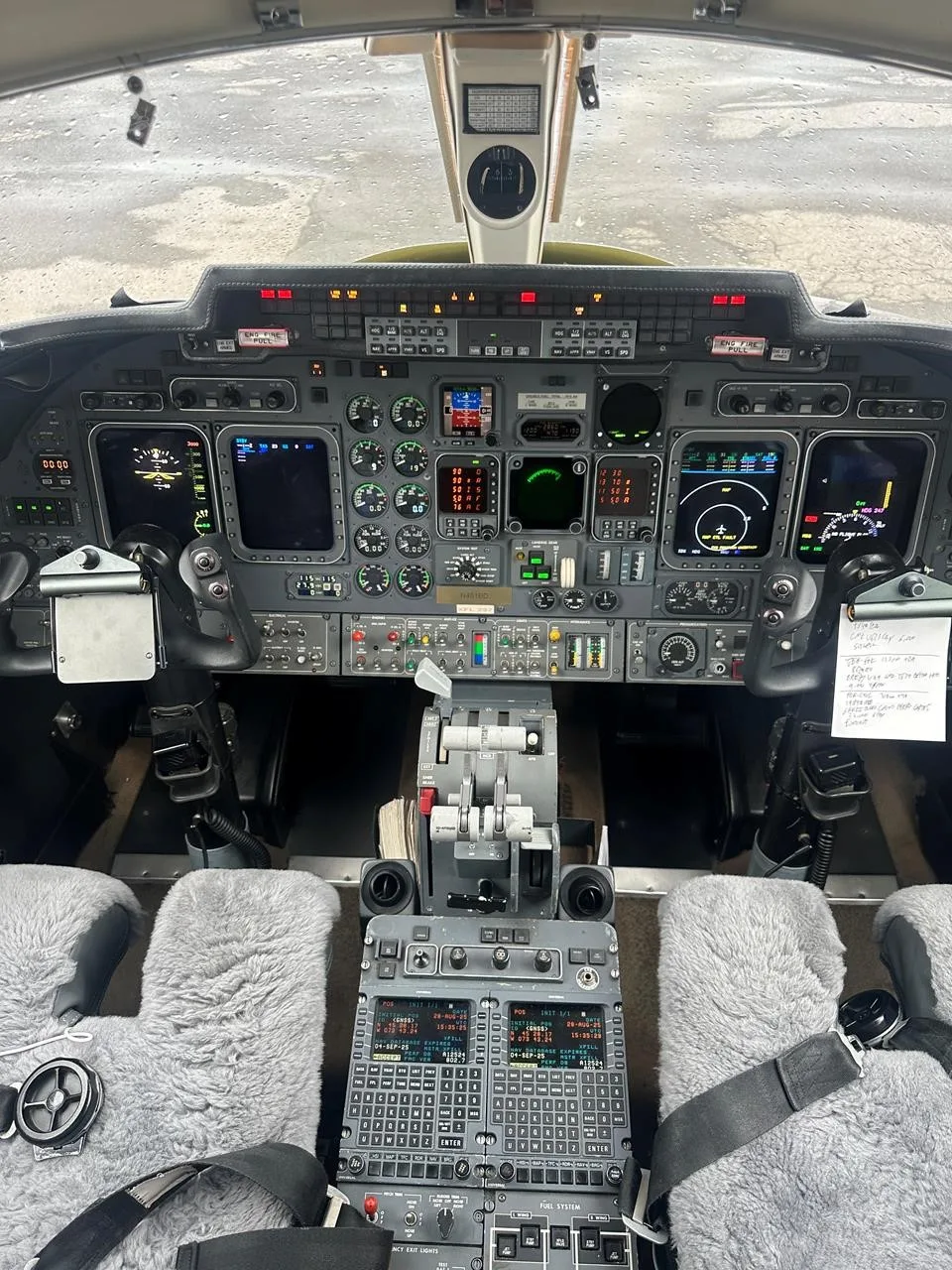 Cockpit and instrument panel of a 2006 LEARJET 60SE.