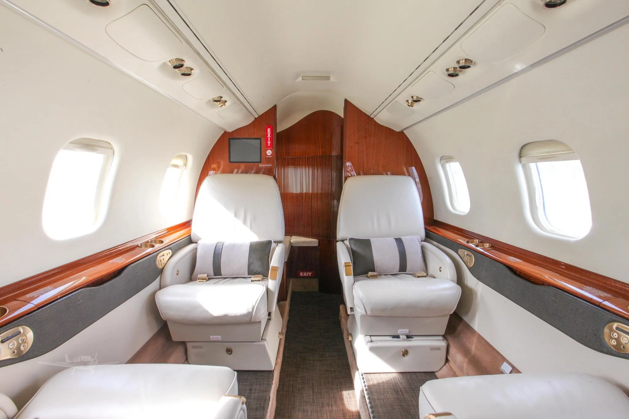 Cabin interior of a 2006 LEARJET 60SE.