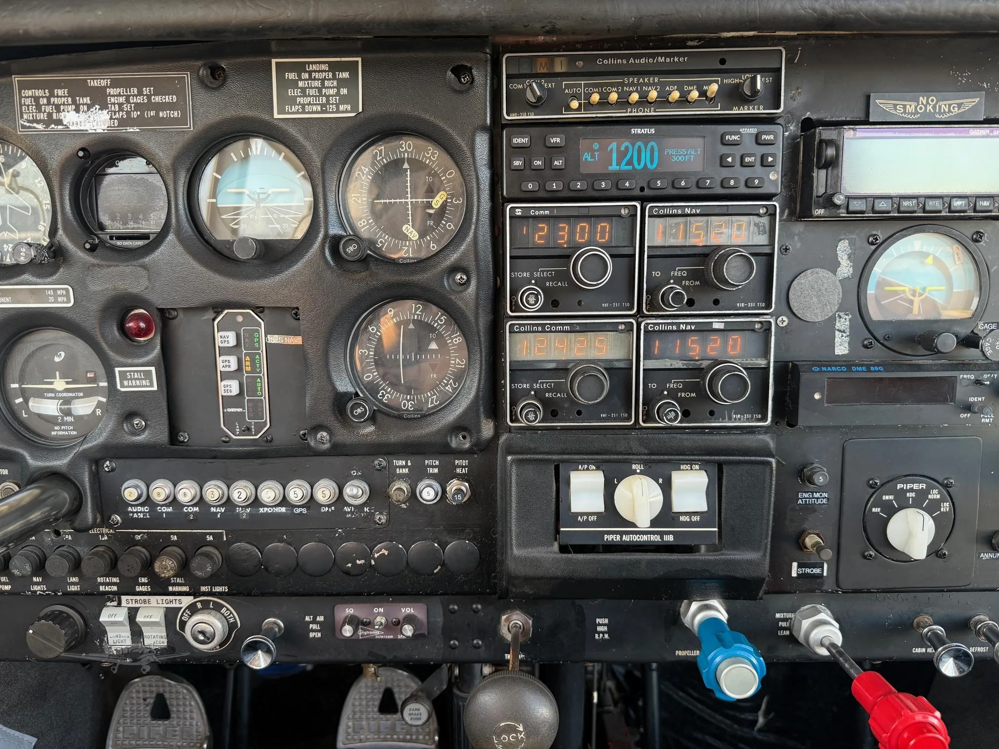 Cockpit and instrument panel of a 1967 PIPER CHEROKEE 6/300.