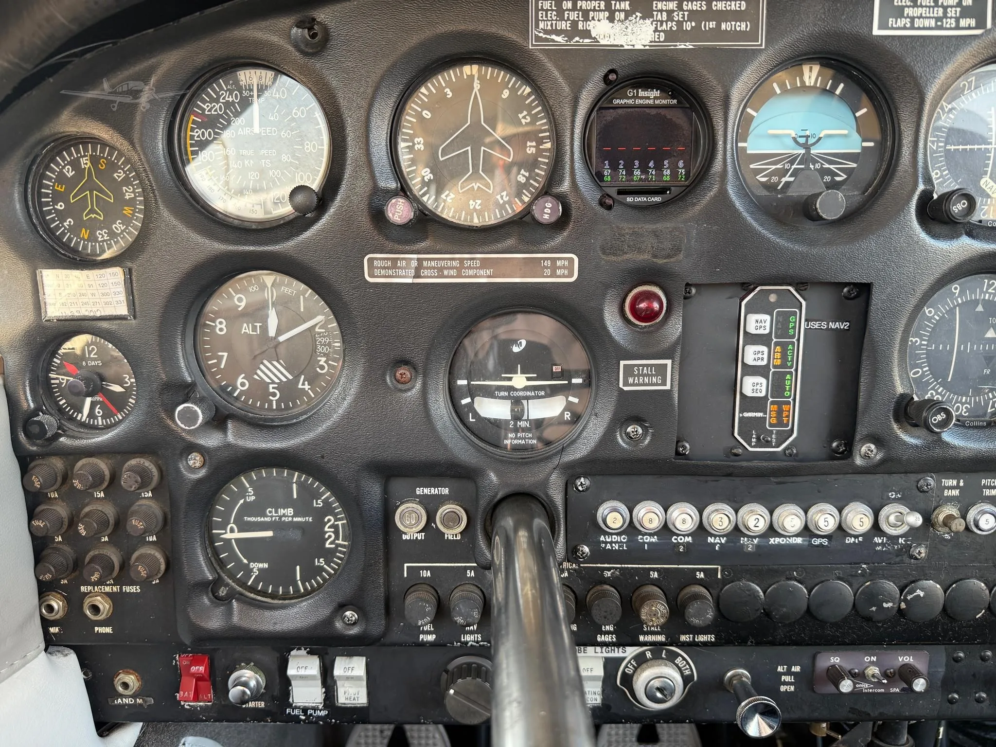 Cockpit and instrument panel of a 1967 PIPER CHEROKEE 6/300.
