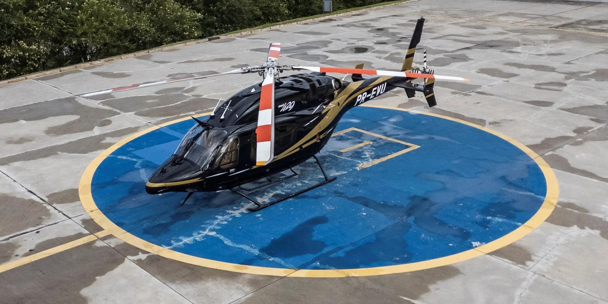 Exterior view of a 2012 BELL 429, PR-EVU.