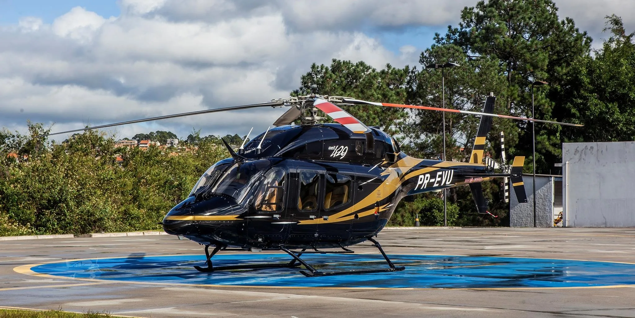 Exterior view of a 2012 BELL 429, PR-EVU.