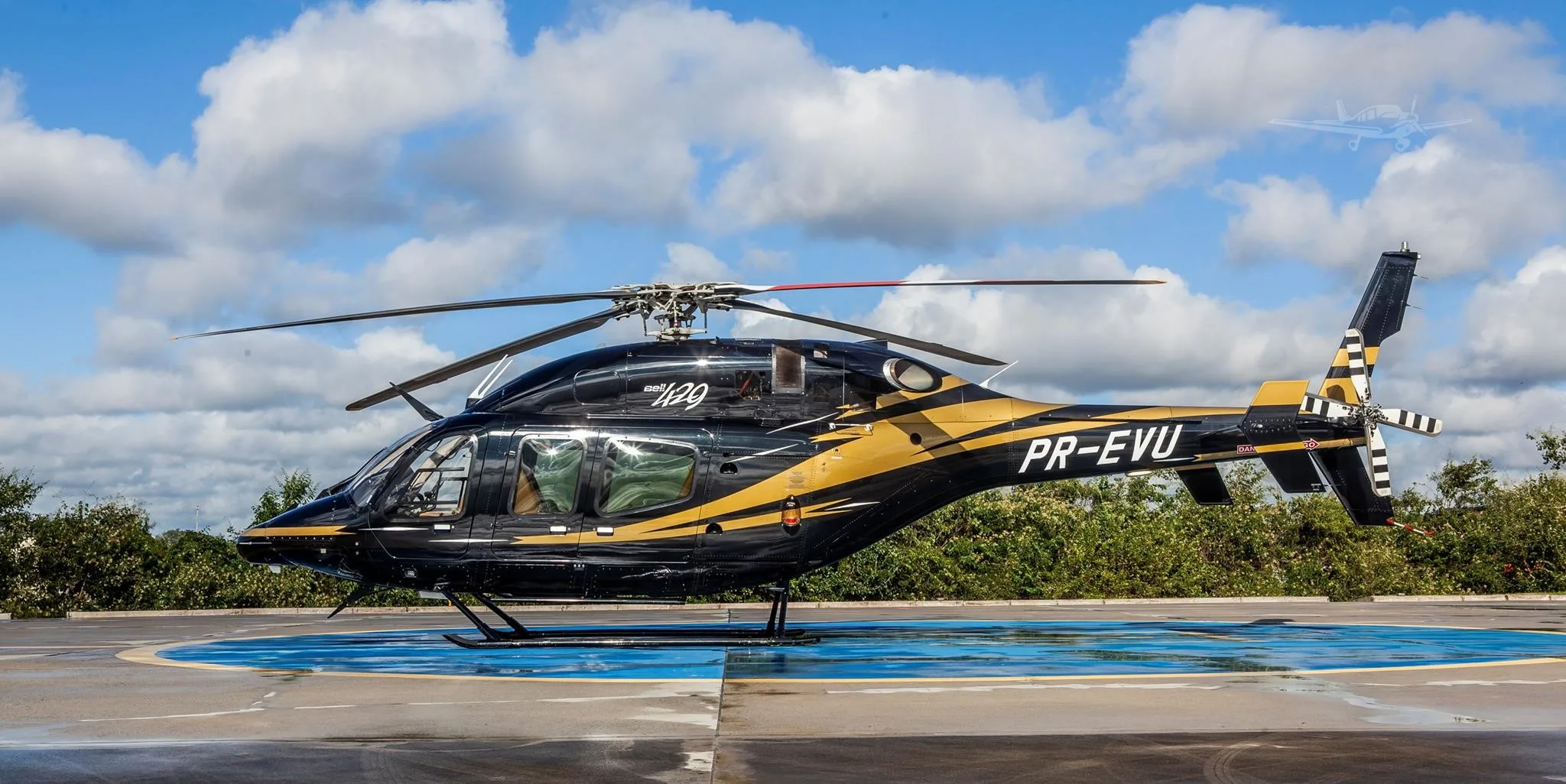 Exterior view of a 2012 BELL 429, PR-EVU.