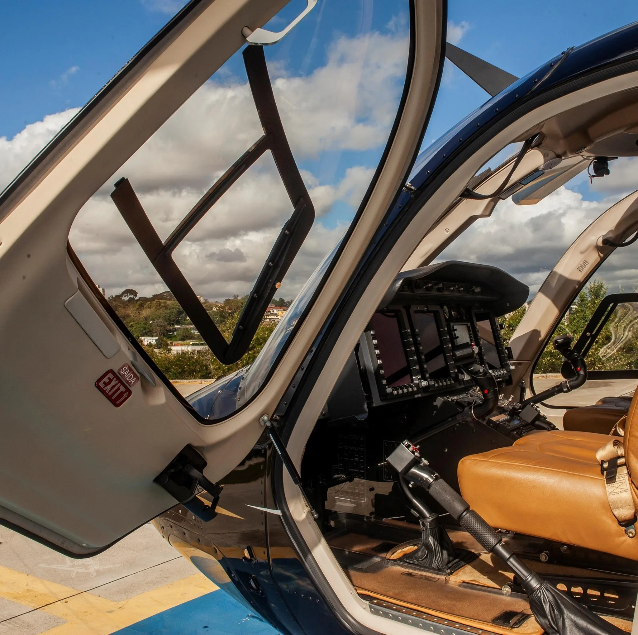 Exterior view of a 2012 BELL 429, PR-EVU.