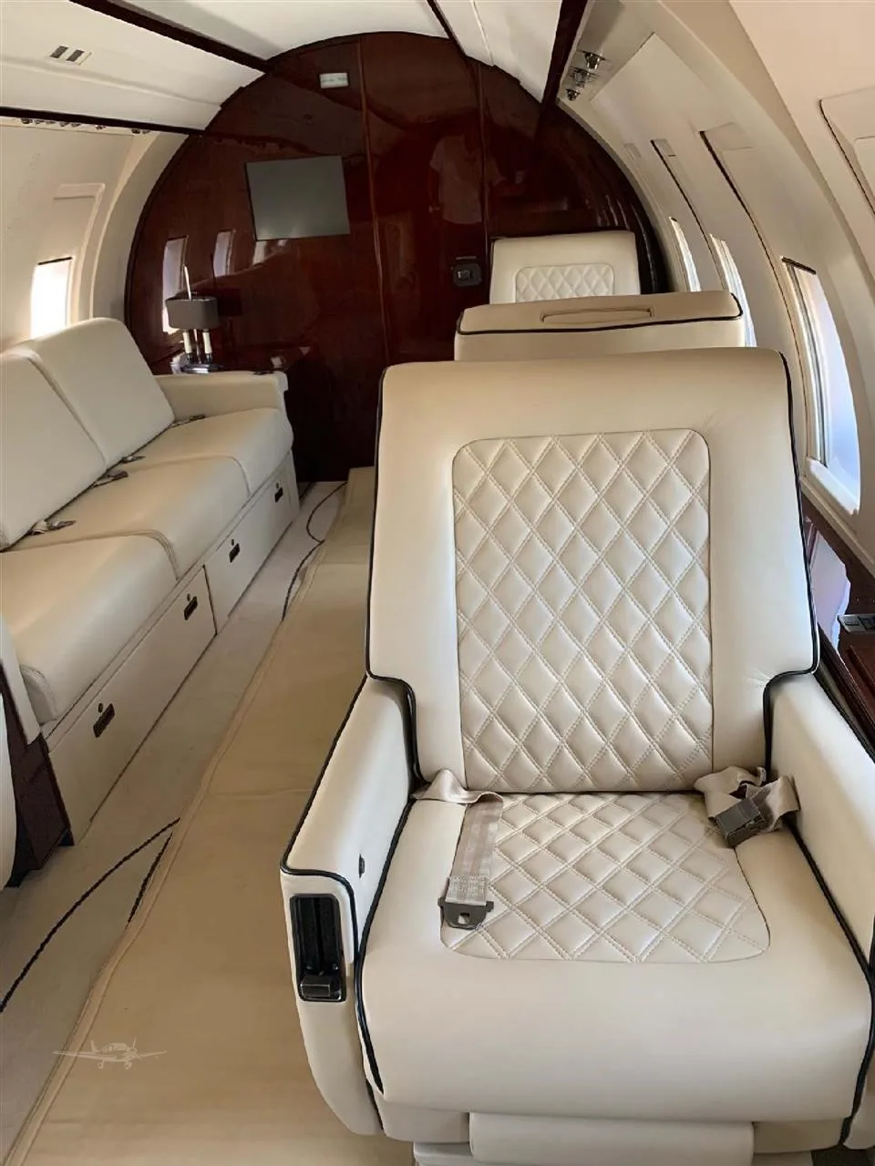 Cabin interior of a 1986 BOMBARDIER CHALLENGER 601-1A.