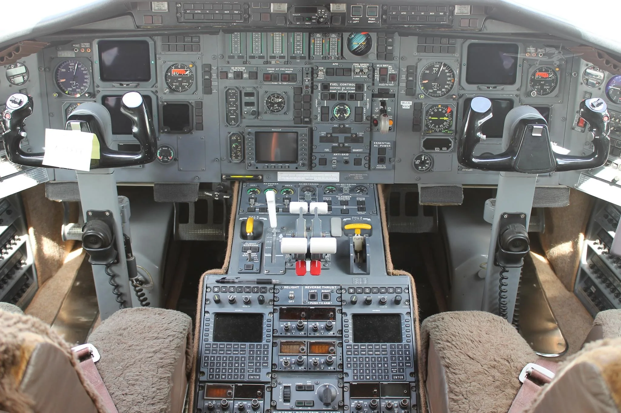 Cockpit and instrument panel of a 1986 BOMBARDIER CHALLENGER 601-1A.