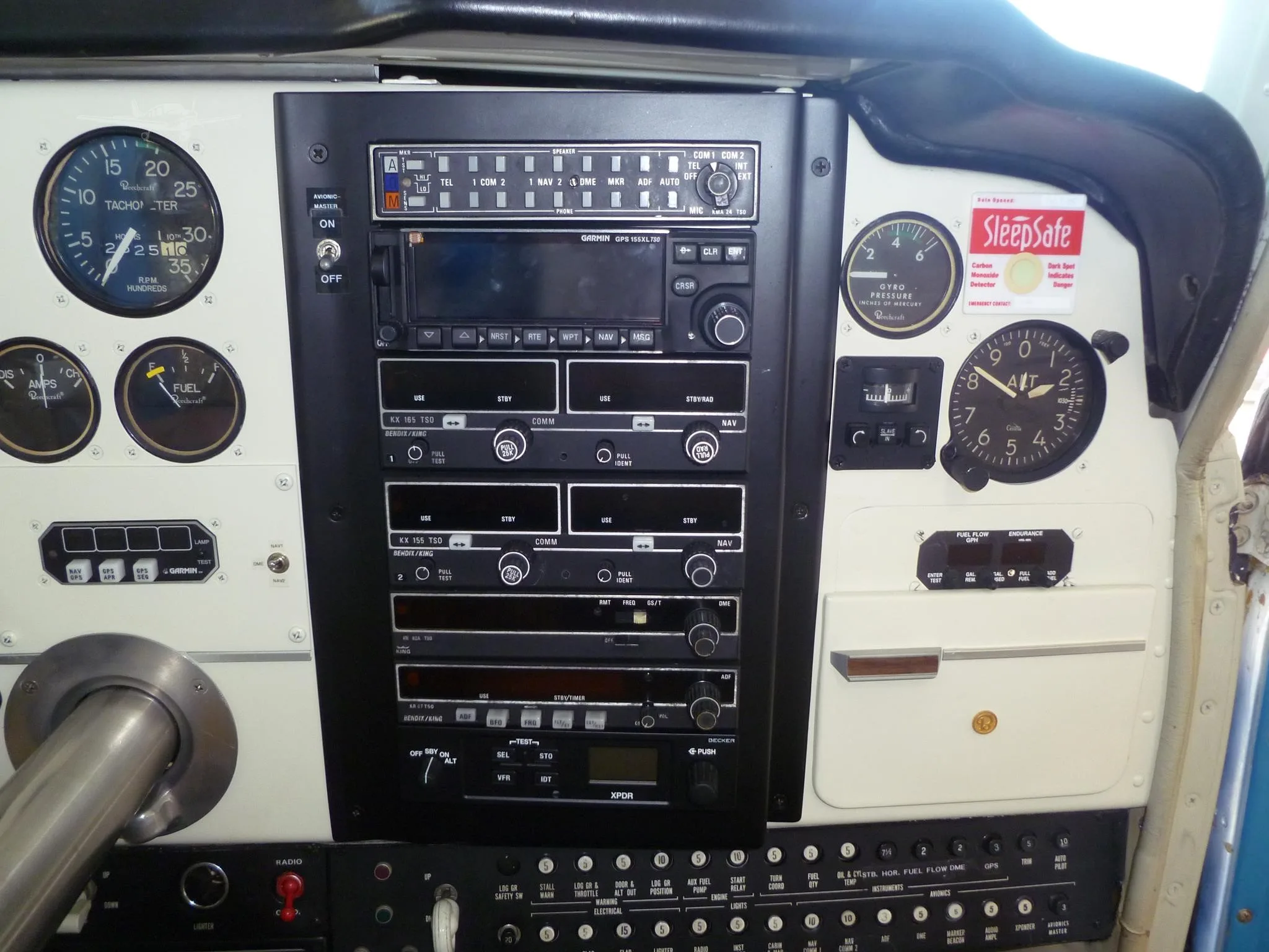 Avionics suite of a 1970 BEECHCRAFT V35B BONANZA.