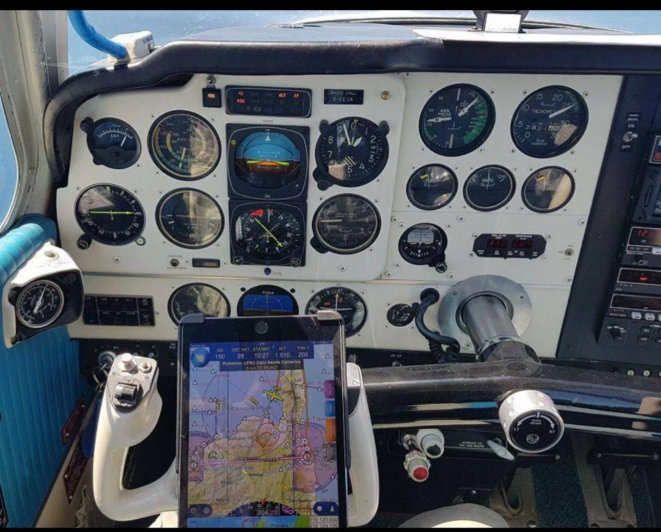 Cockpit and instrument panel of a 1970 BEECHCRAFT V35B BONANZA.