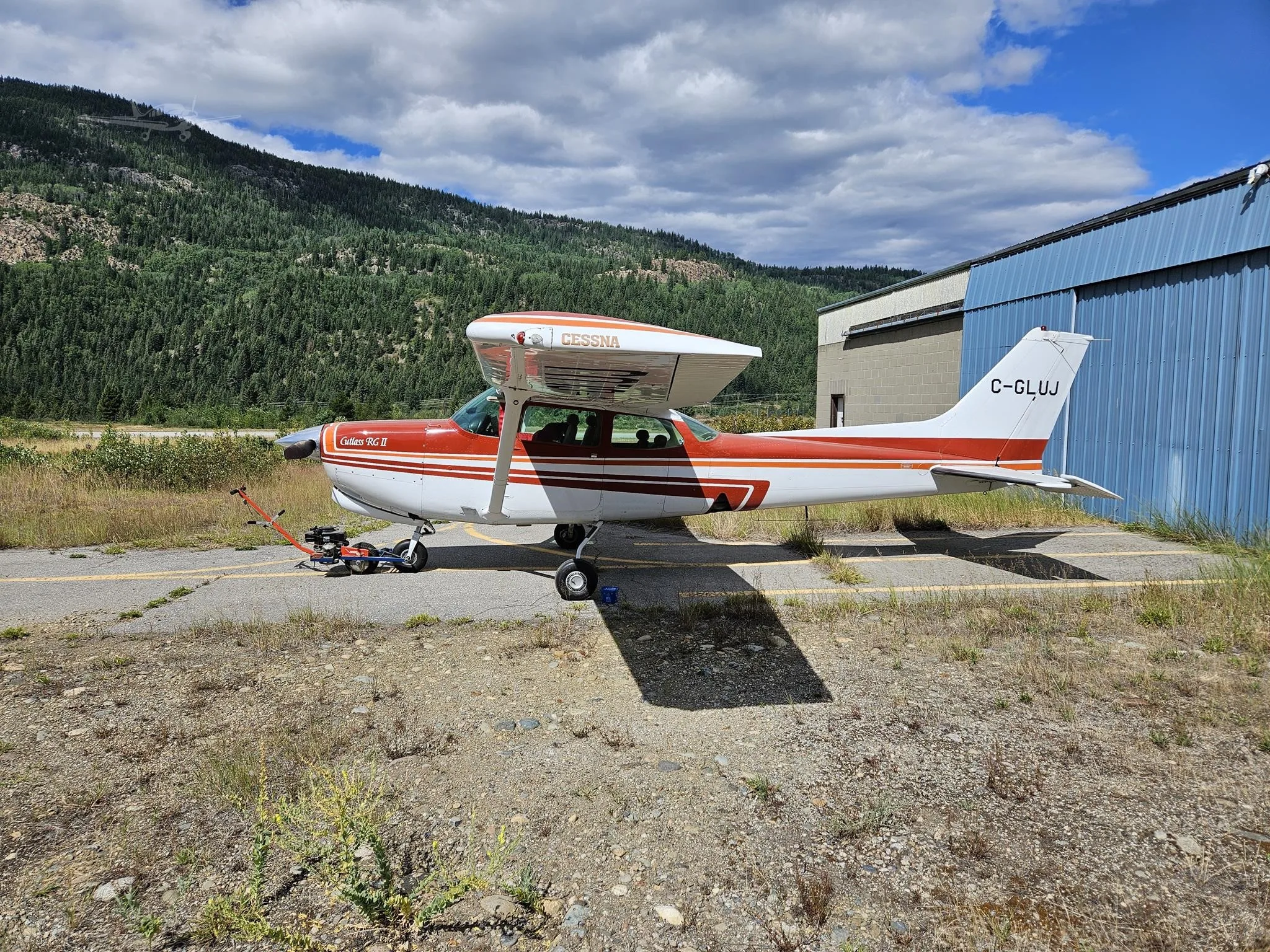 Exterior view of a 1981 CESSNA 172RG CUTLASS, C-GLUJ.