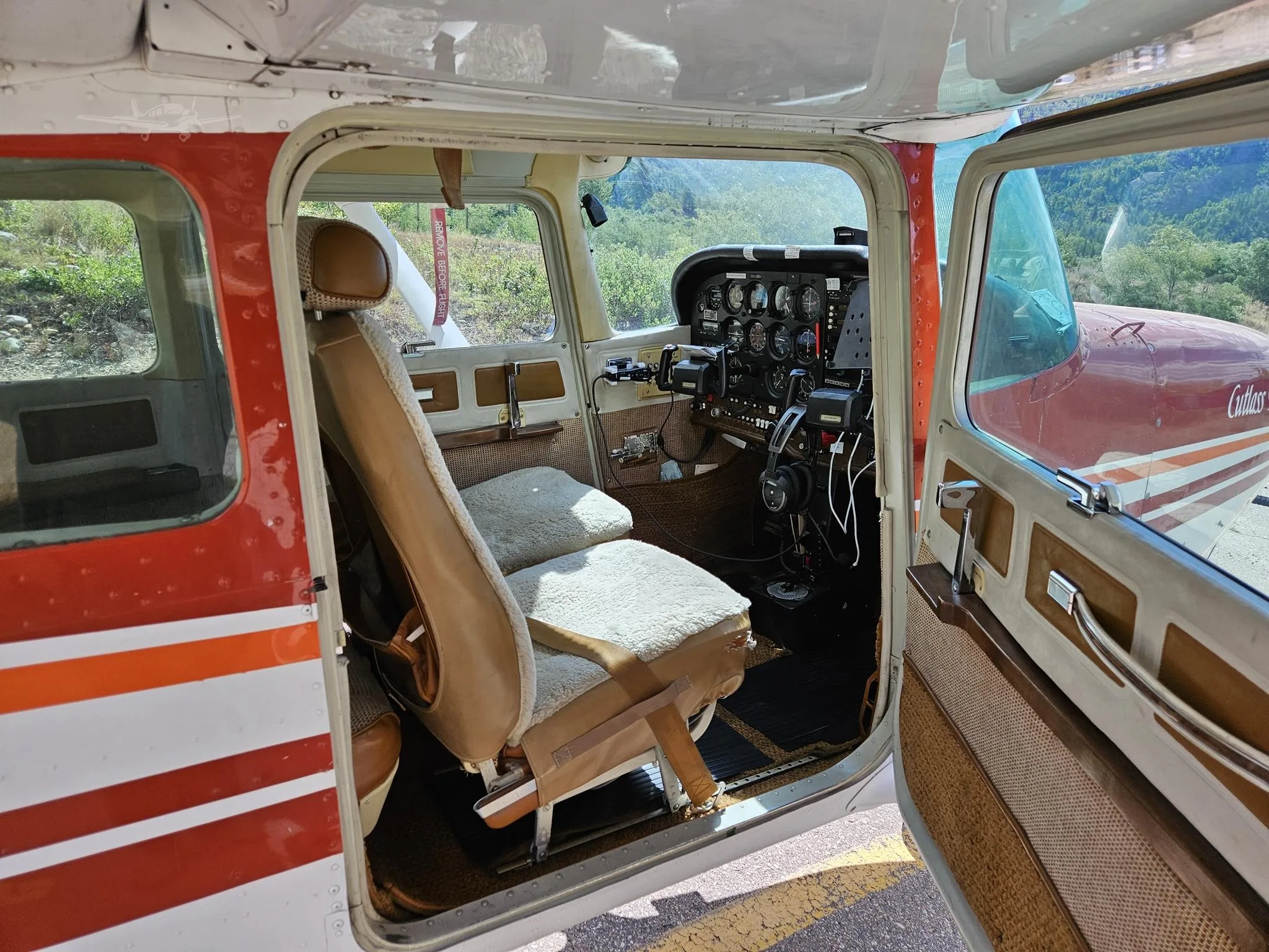 Cockpit and instrument panel of a 1981 CESSNA 172RG CUTLASS.
