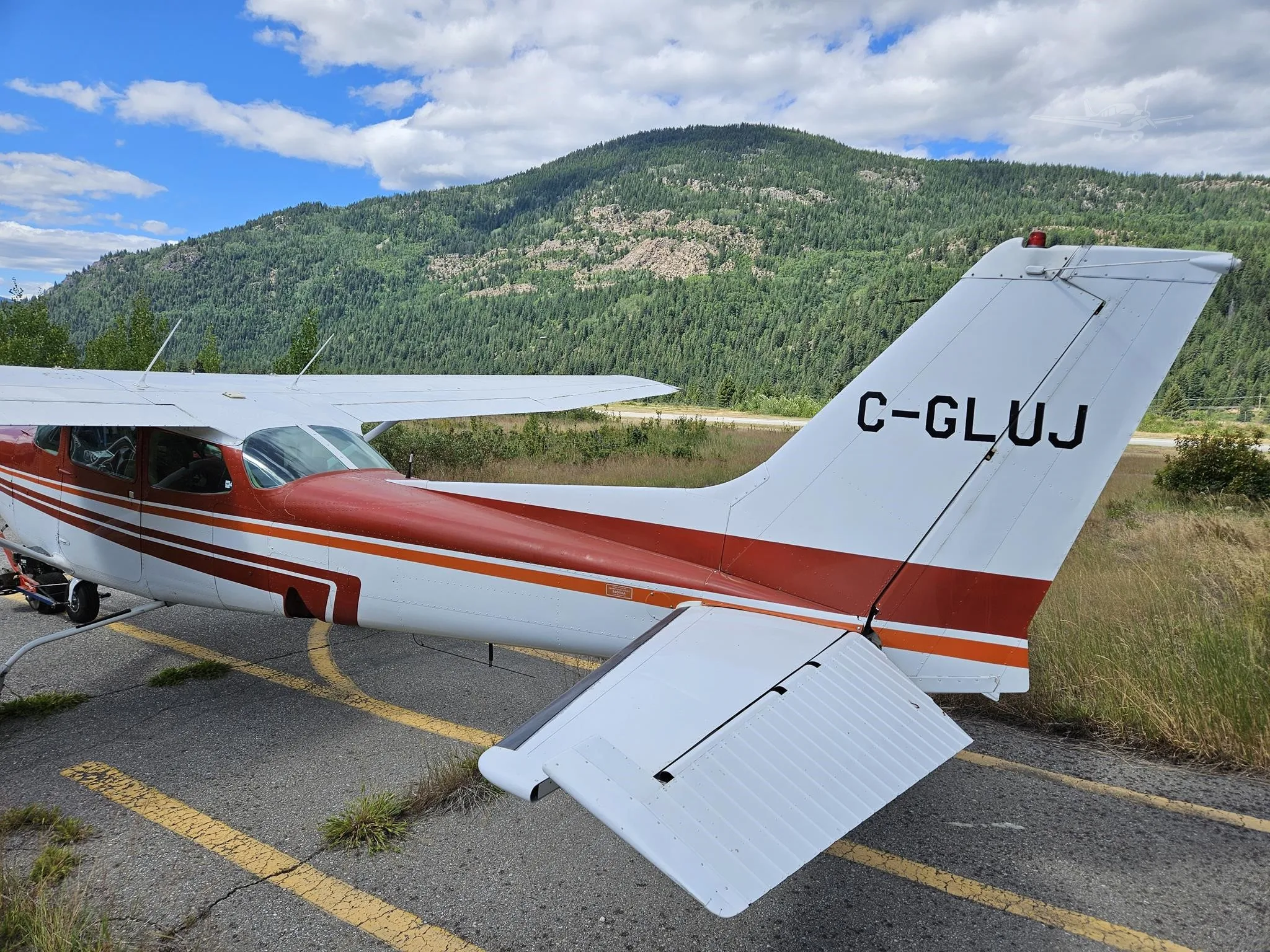 Exterior view of a 1981 CESSNA 172RG CUTLASS, C-GLUJ.
