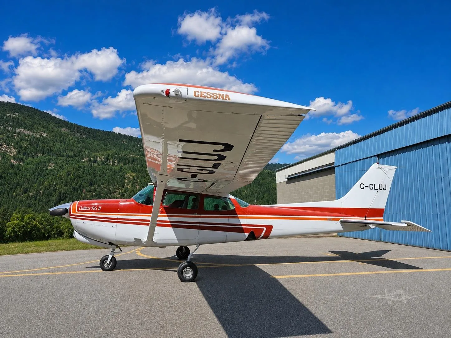 Exterior view of a 1981 CESSNA 172RG CUTLASS, C-GLUJ.
