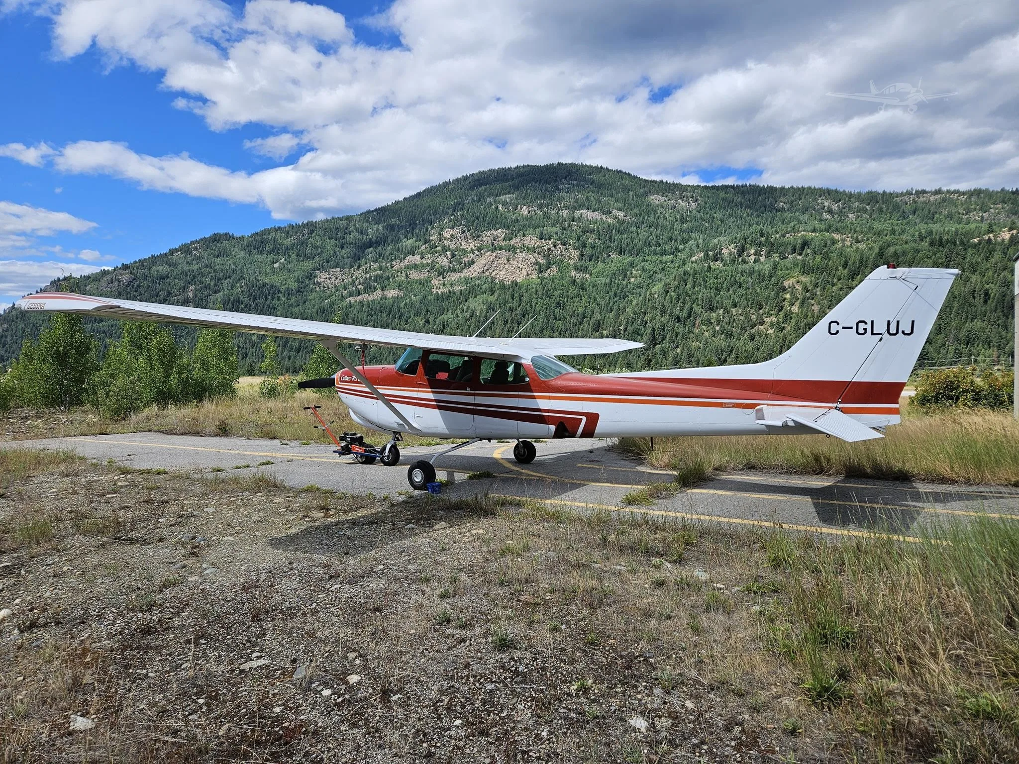 Exterior view of a 1981 CESSNA 172RG CUTLASS, C-GLUJ.