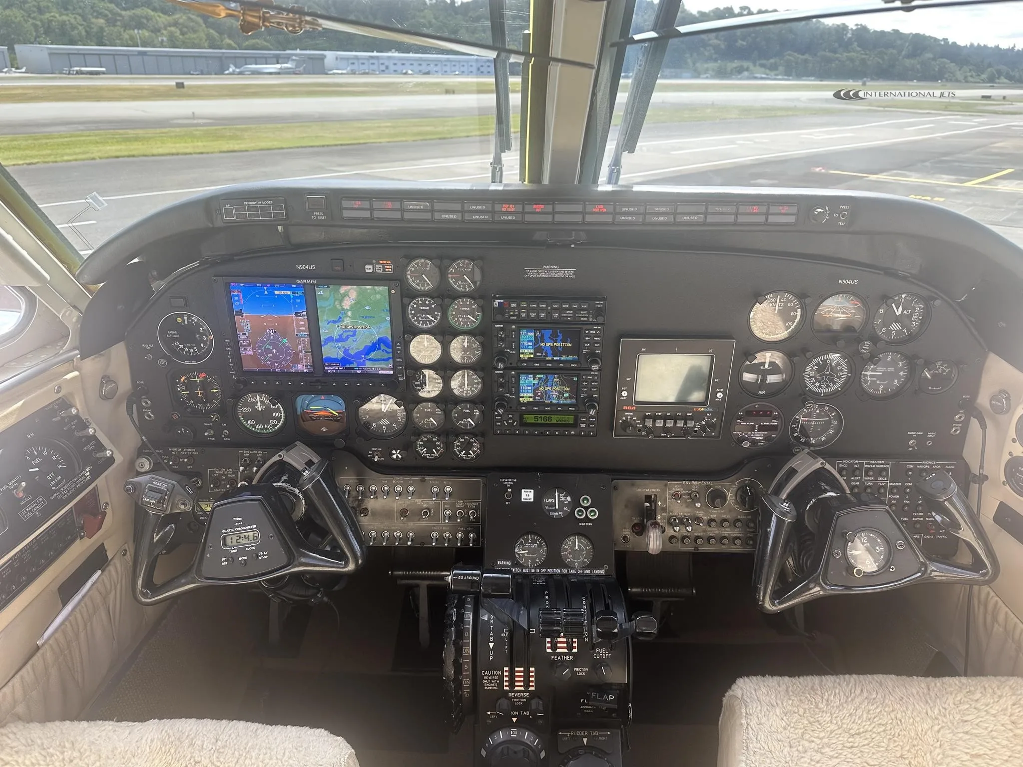 Cockpit and instrument panel of a 1978 BEECHCRAFT KING AIR C90.