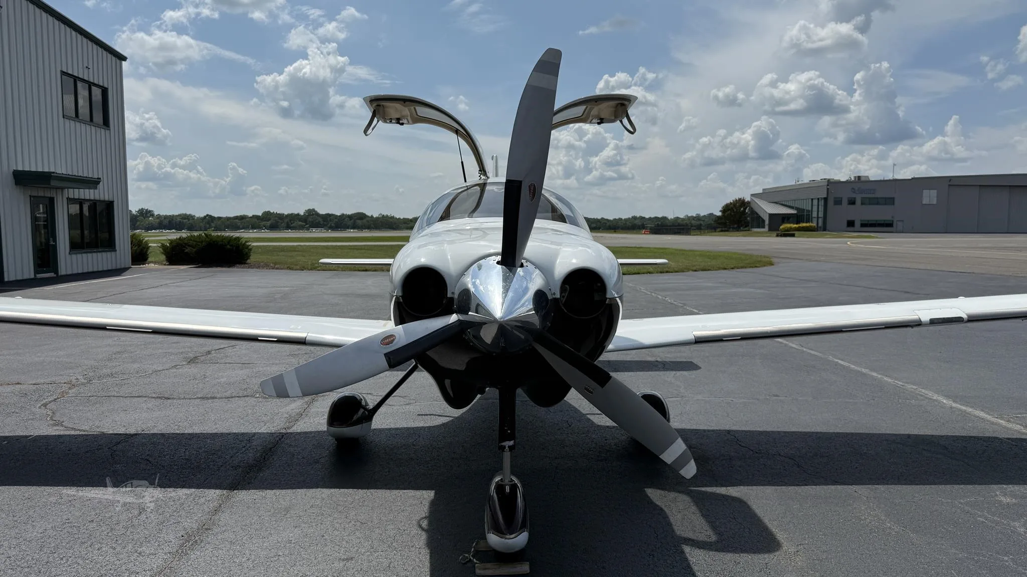 Exterior view of a 2006 COLUMBIA 400, N1268F.