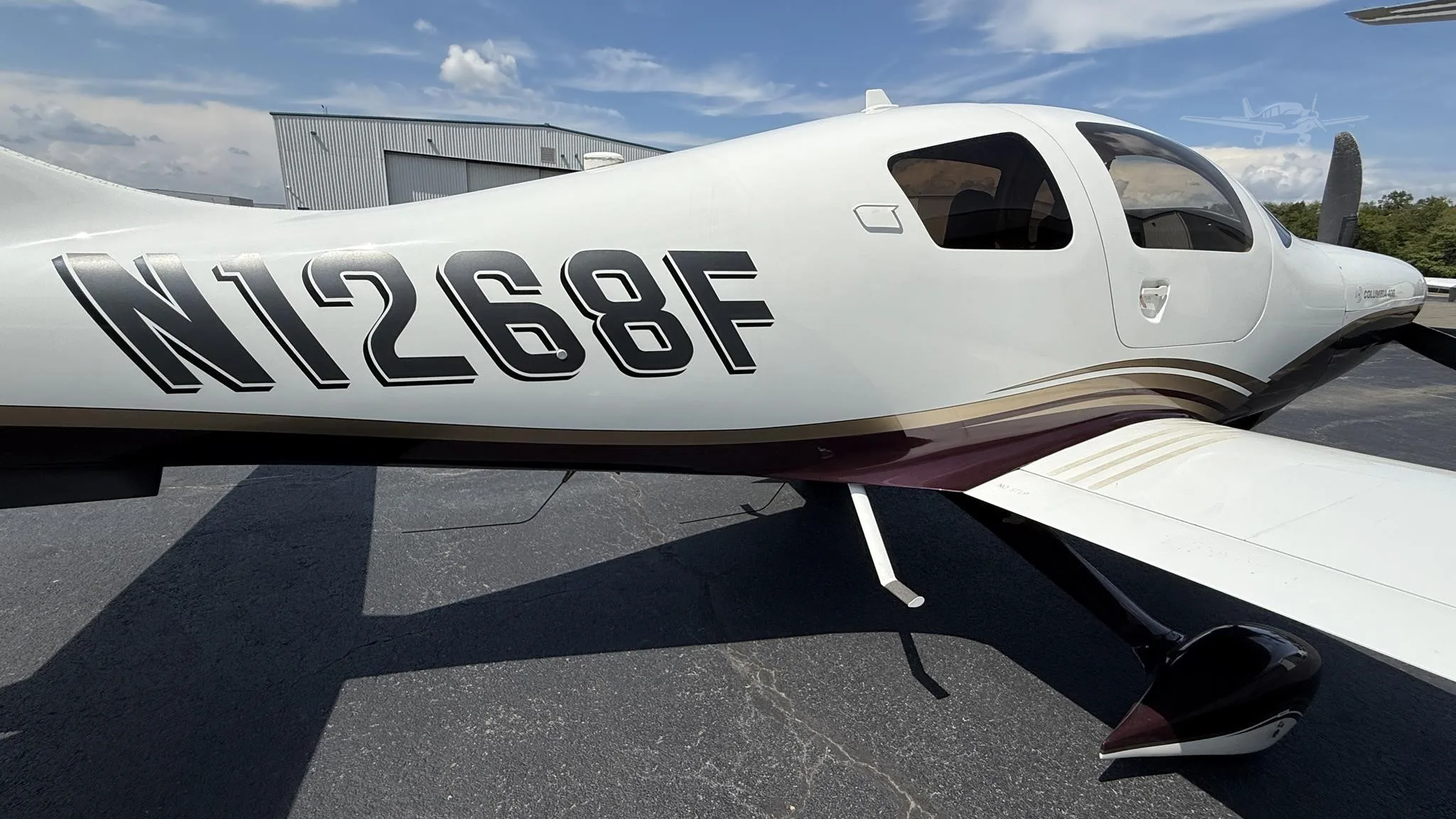 Exterior view of a 2006 COLUMBIA 400, N1268F.
