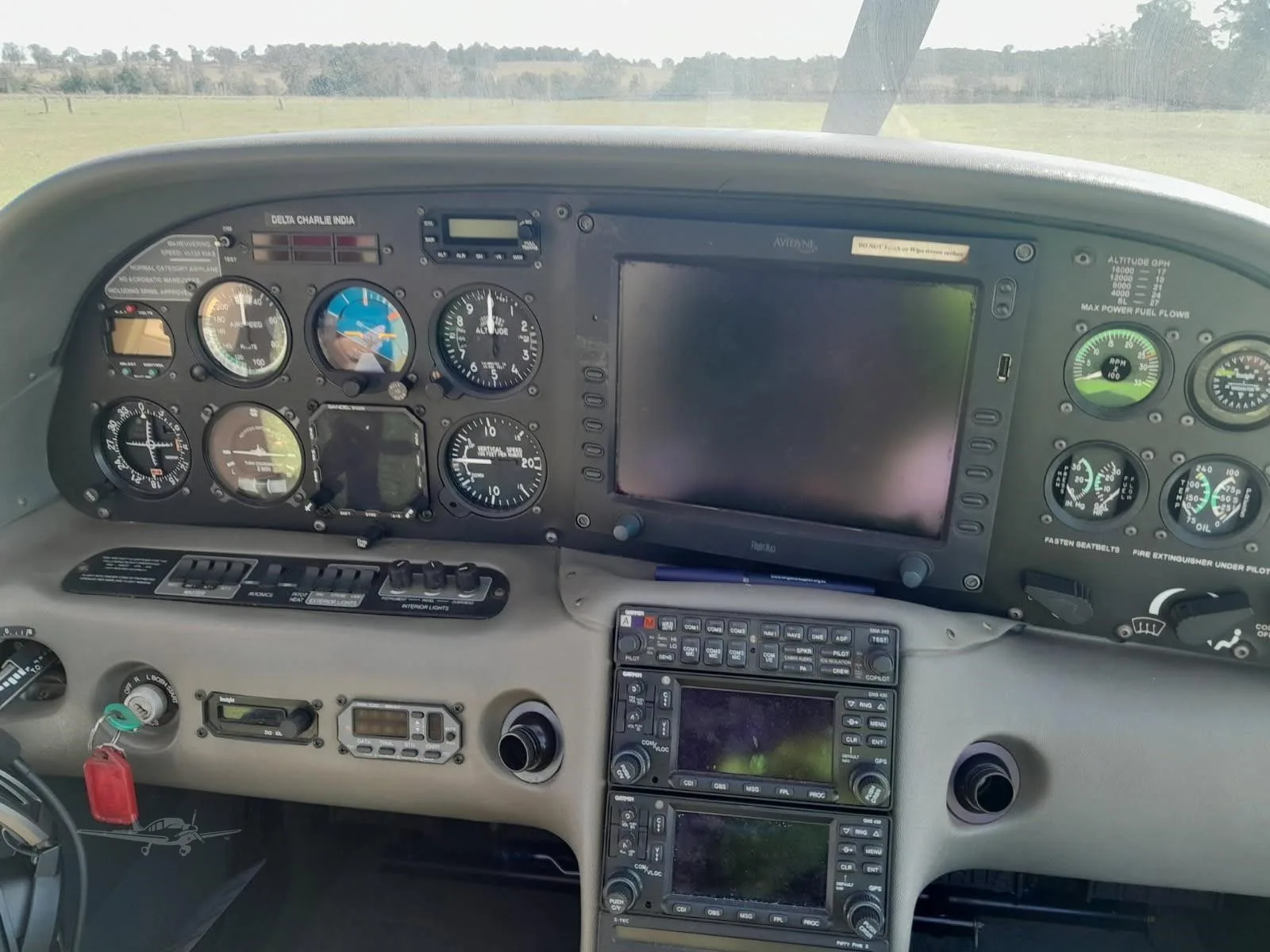 Cockpit and instrument panel of a 2002 CIRRUS SR22.