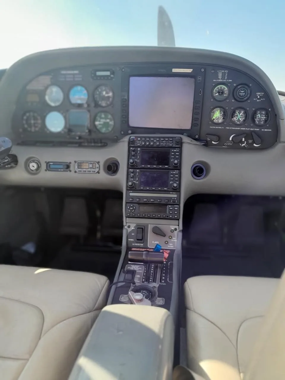 Avionics suite of a 2002 CIRRUS SR22.