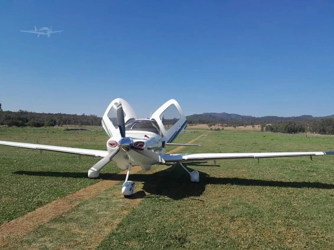 Exterior view of a 2002 CIRRUS SR22, VH-DCI.