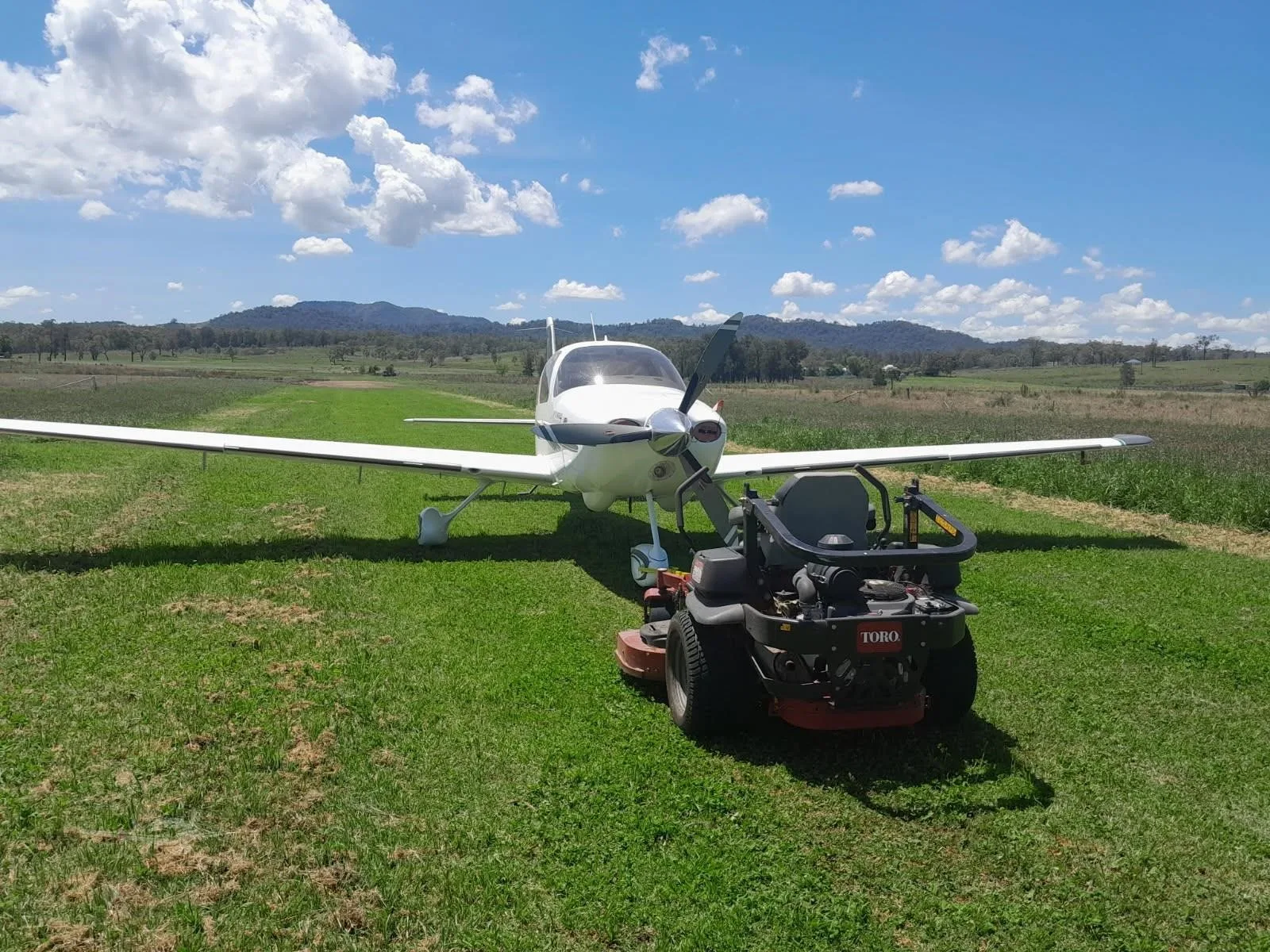 Exterior view of a 2002 CIRRUS SR22, VH-DCI.