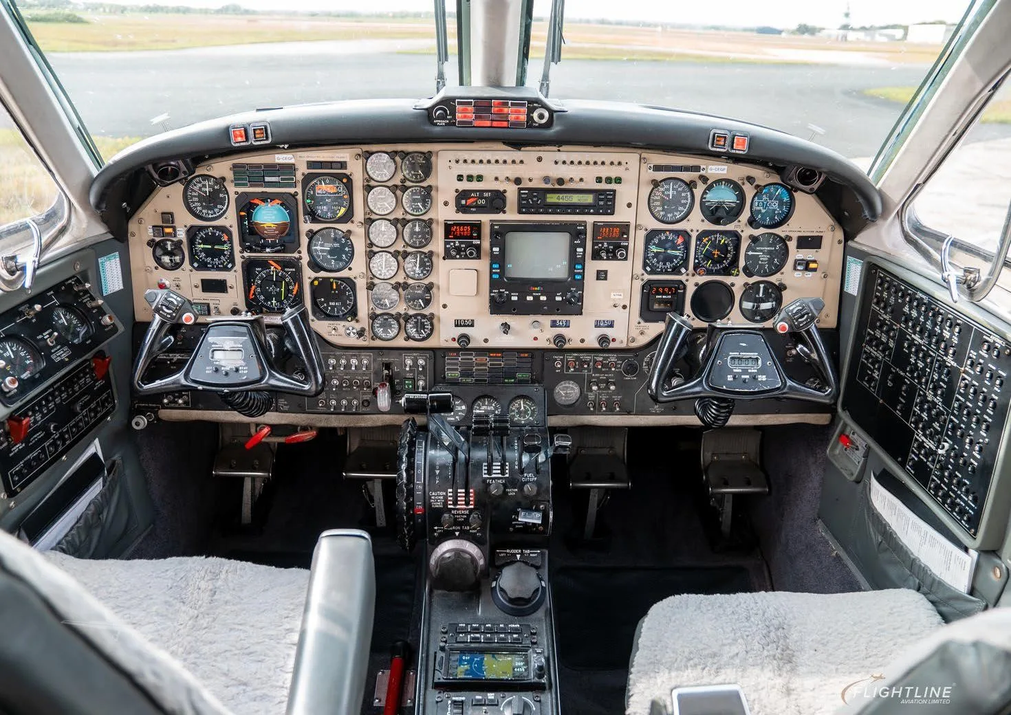 Cockpit and instrument panel of a 1980 BEECHCRAFT KING AIR 200.