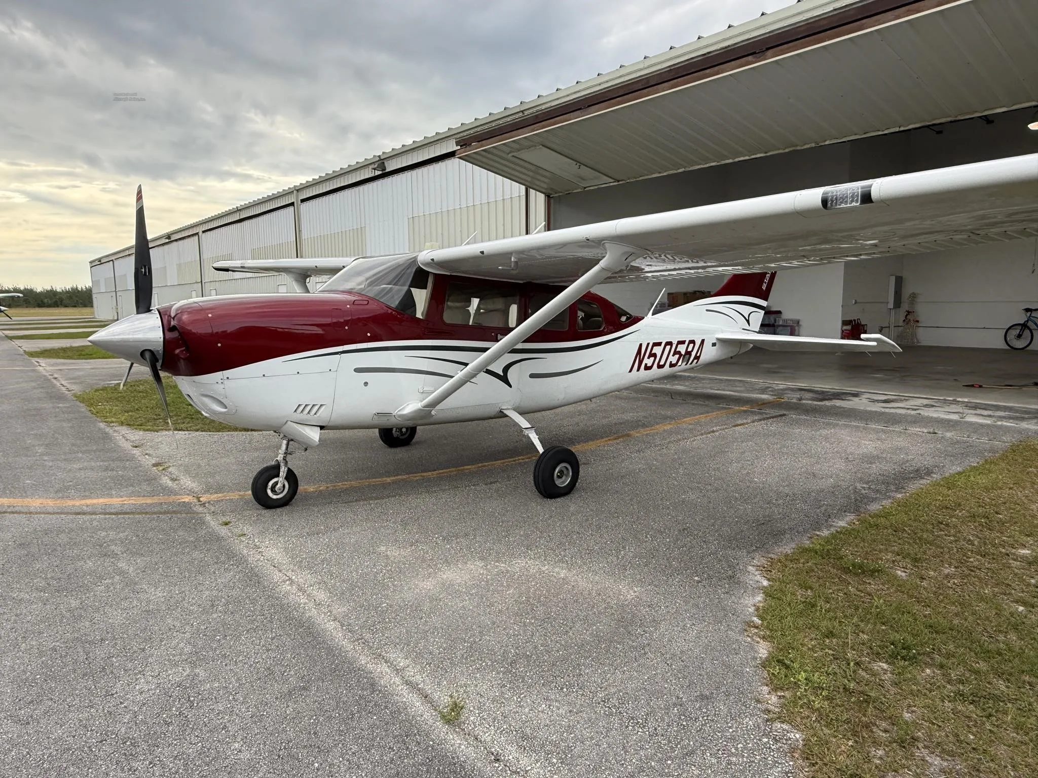 Exterior view of a 2016 CESSNA TURBO 206H STATIONAIR, N505RA.