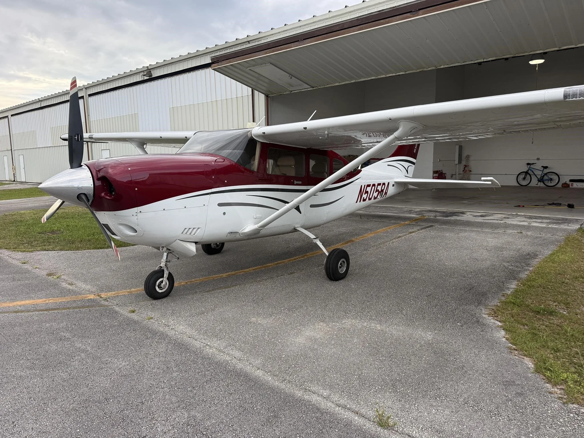 Exterior view of a 2016 CESSNA TURBO 206H STATIONAIR, N505RA.