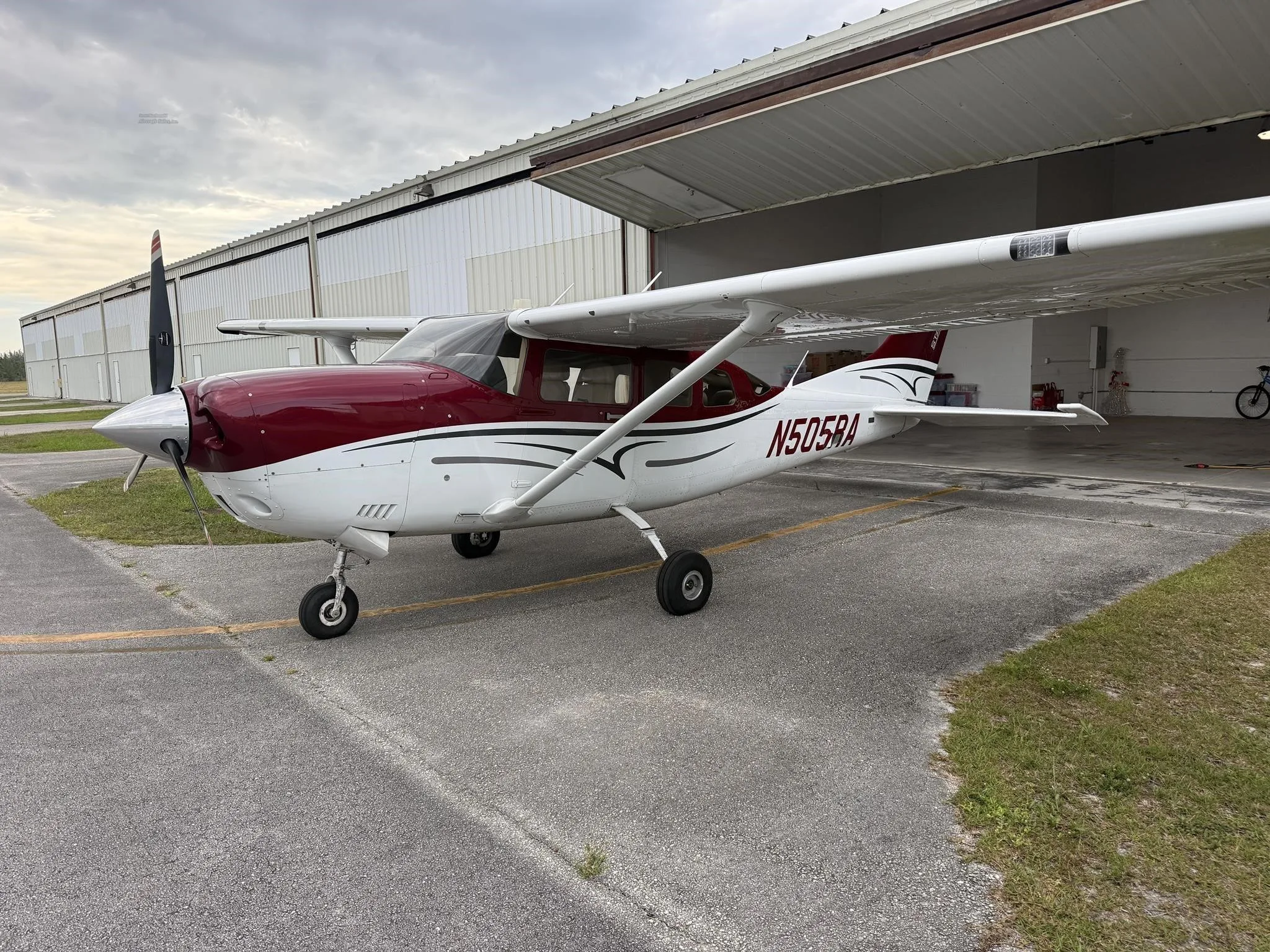 Exterior view of a 2016 CESSNA TURBO 206H STATIONAIR, N505RA.