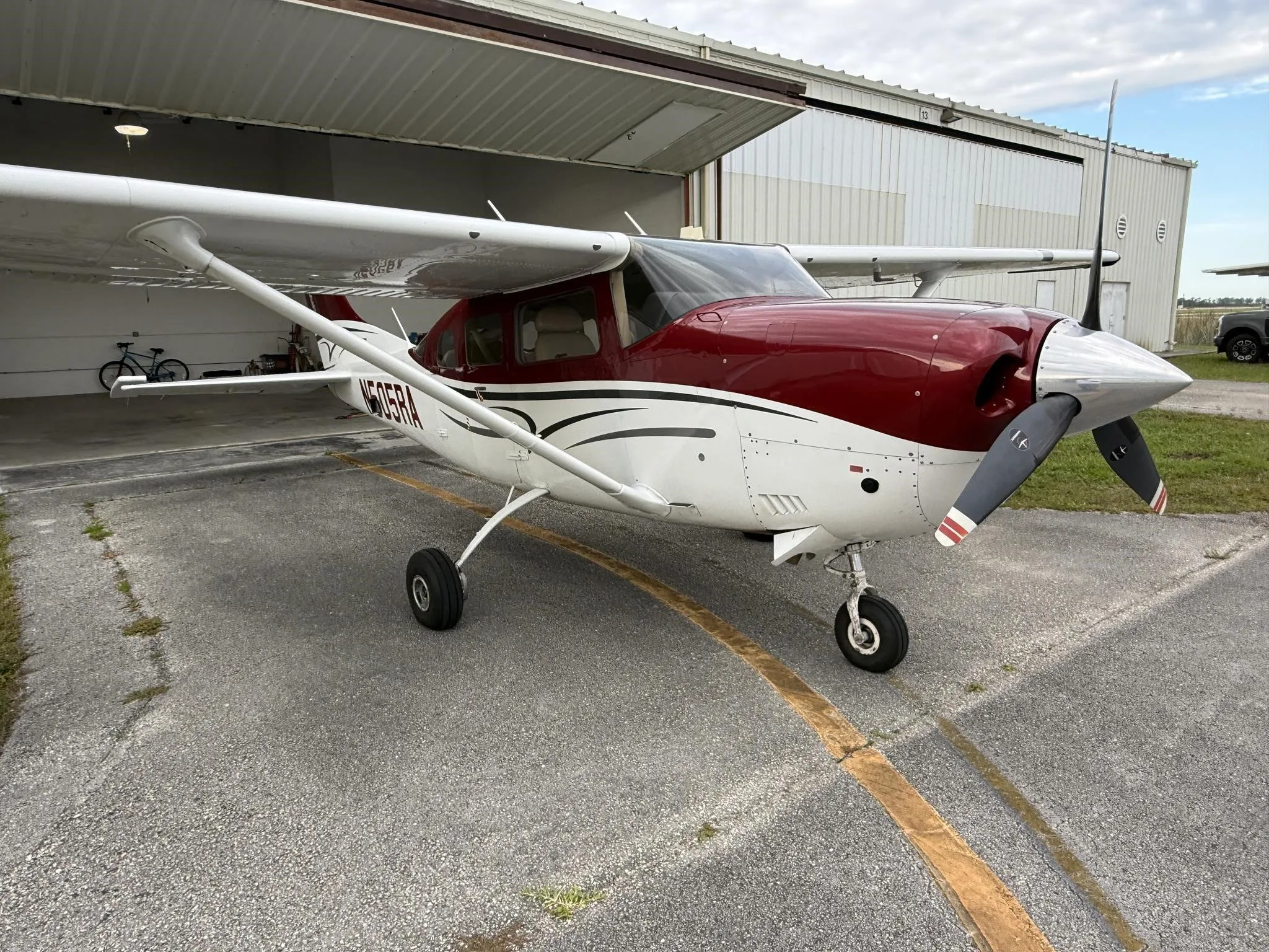 Exterior view of a 2016 CESSNA TURBO 206H STATIONAIR, N505RA.